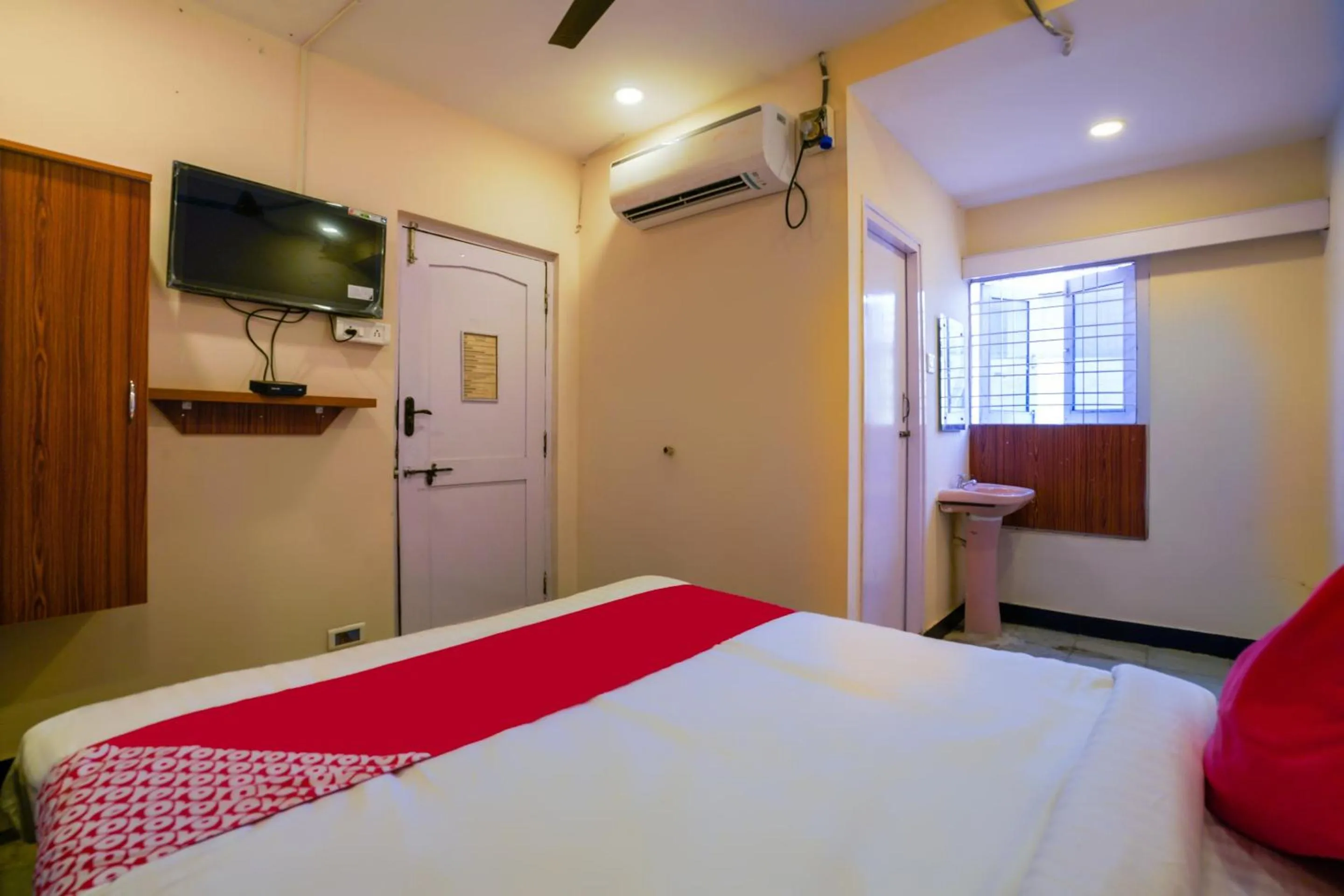 Bedroom, Bed in Hotel O Raja Residency Near Snow World