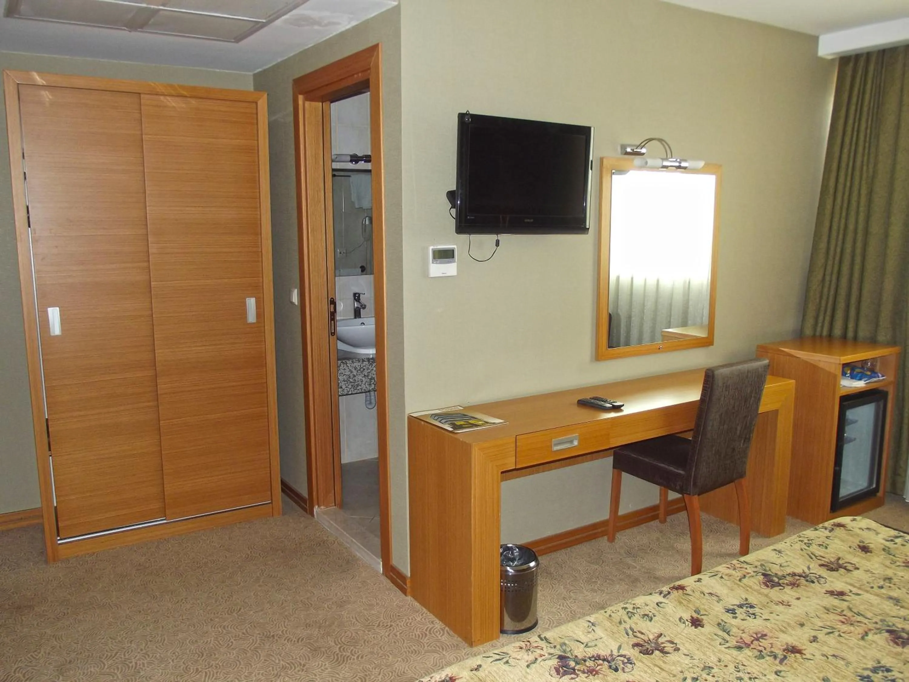 TV/Entertainment Center in Polat Elite Hotel