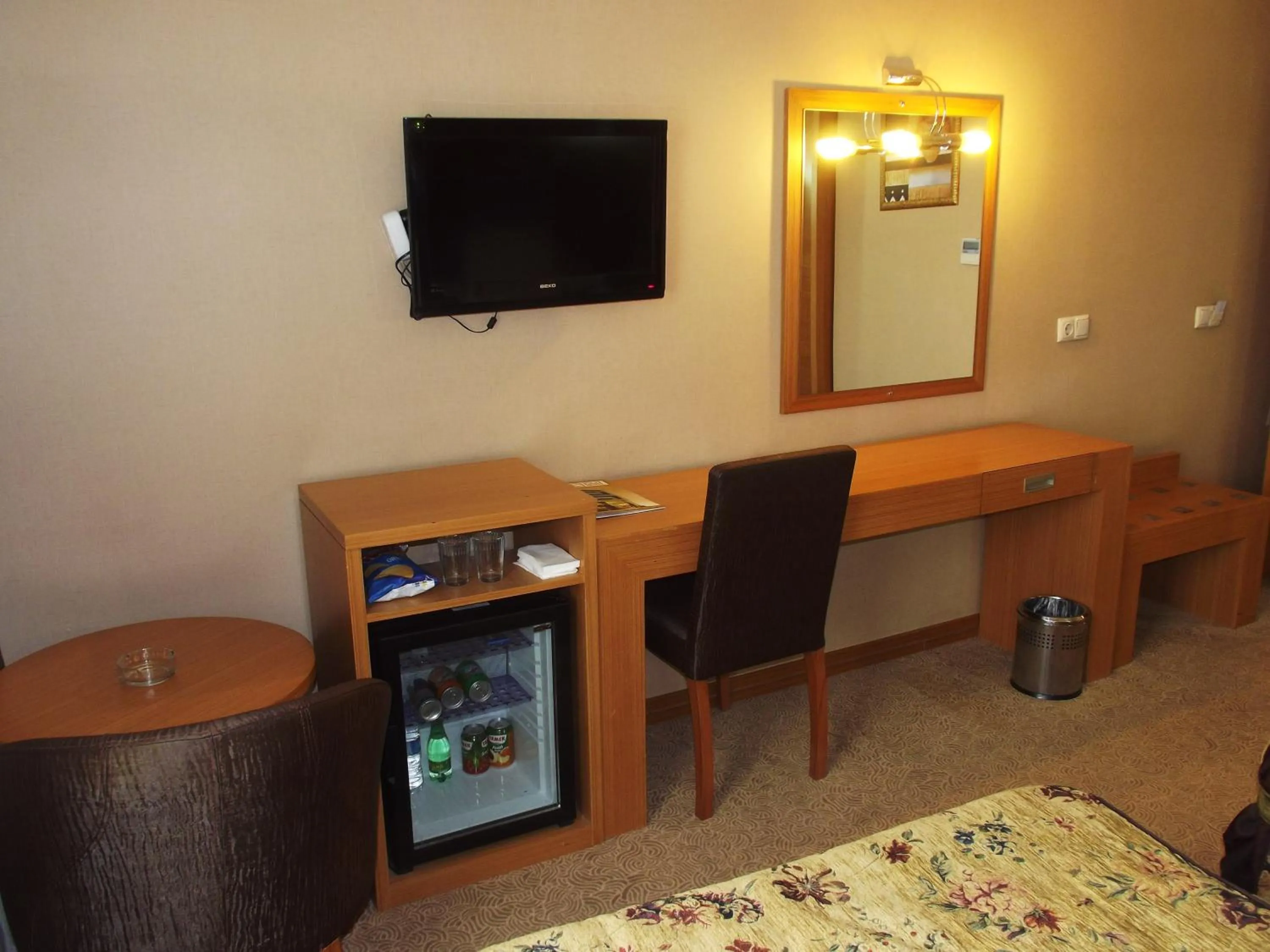TV/Entertainment Center in Polat Elite Hotel