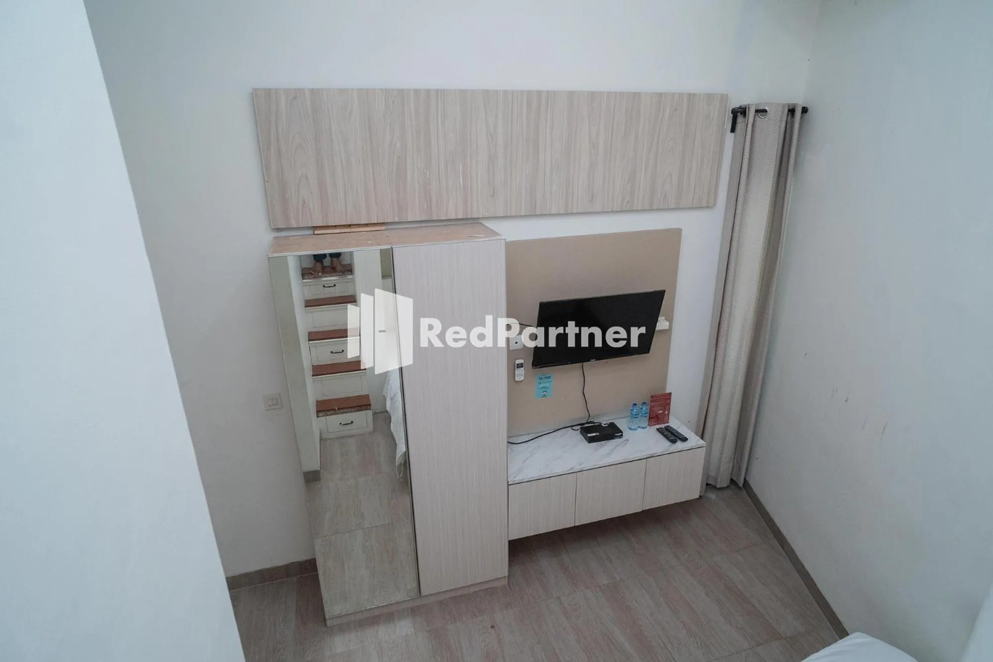 TV and multimedia in Yayah Rooms Bogor Syariah Mitra RedDoorz