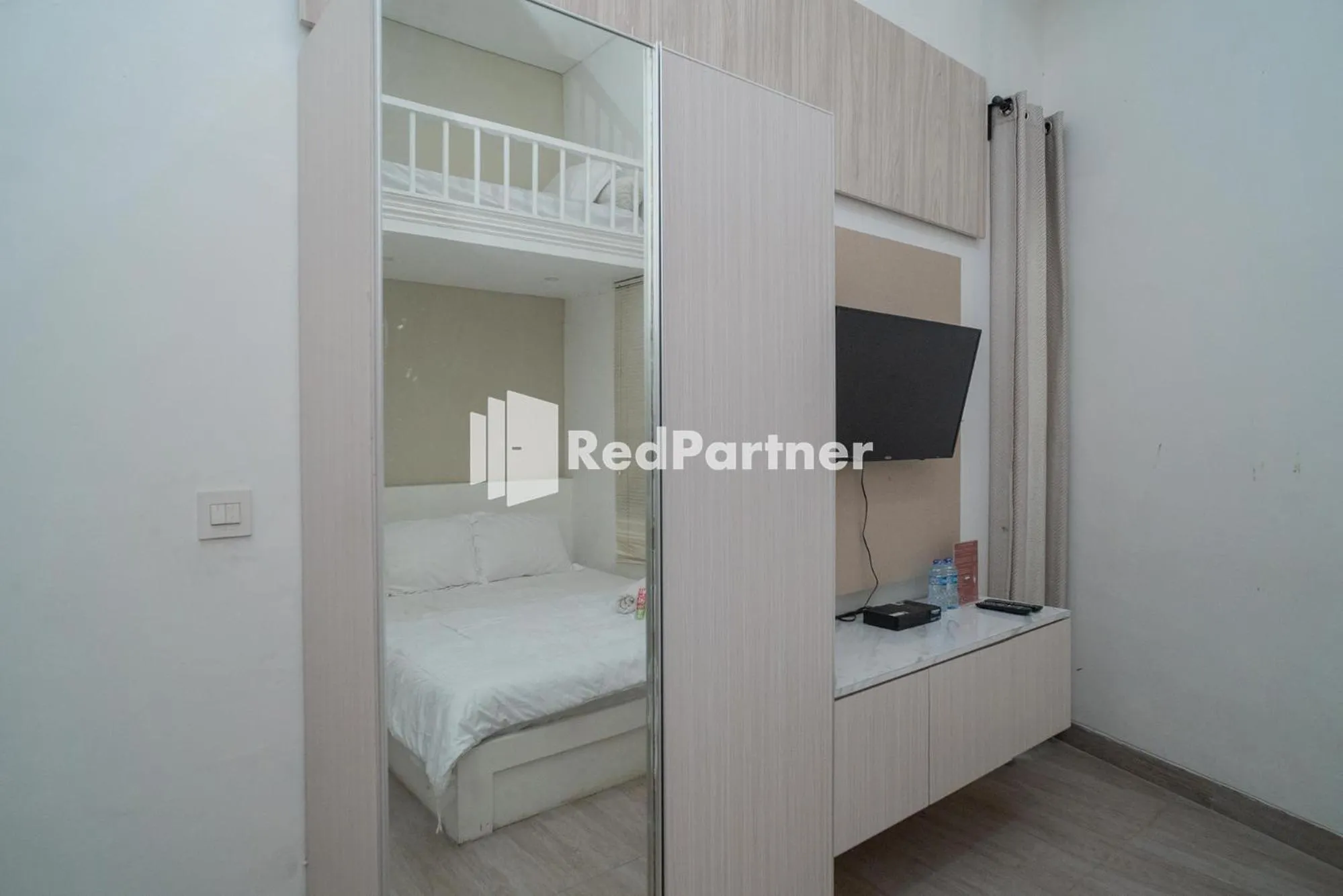 TV and multimedia, Bed in Yayah Rooms Bogor Syariah Mitra RedDoorz