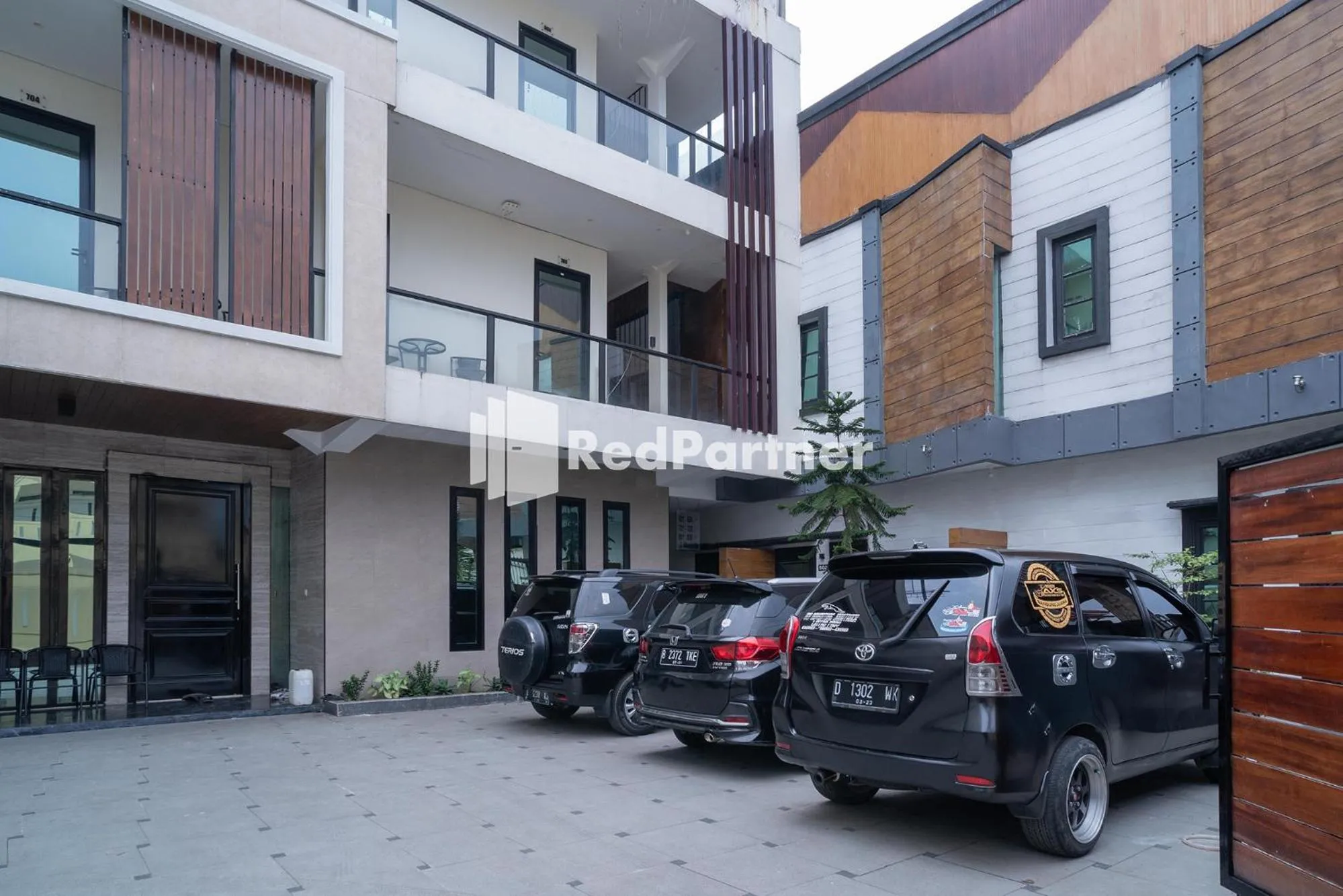 Parking in Yayah Rooms Bogor Syariah Mitra RedDoorz