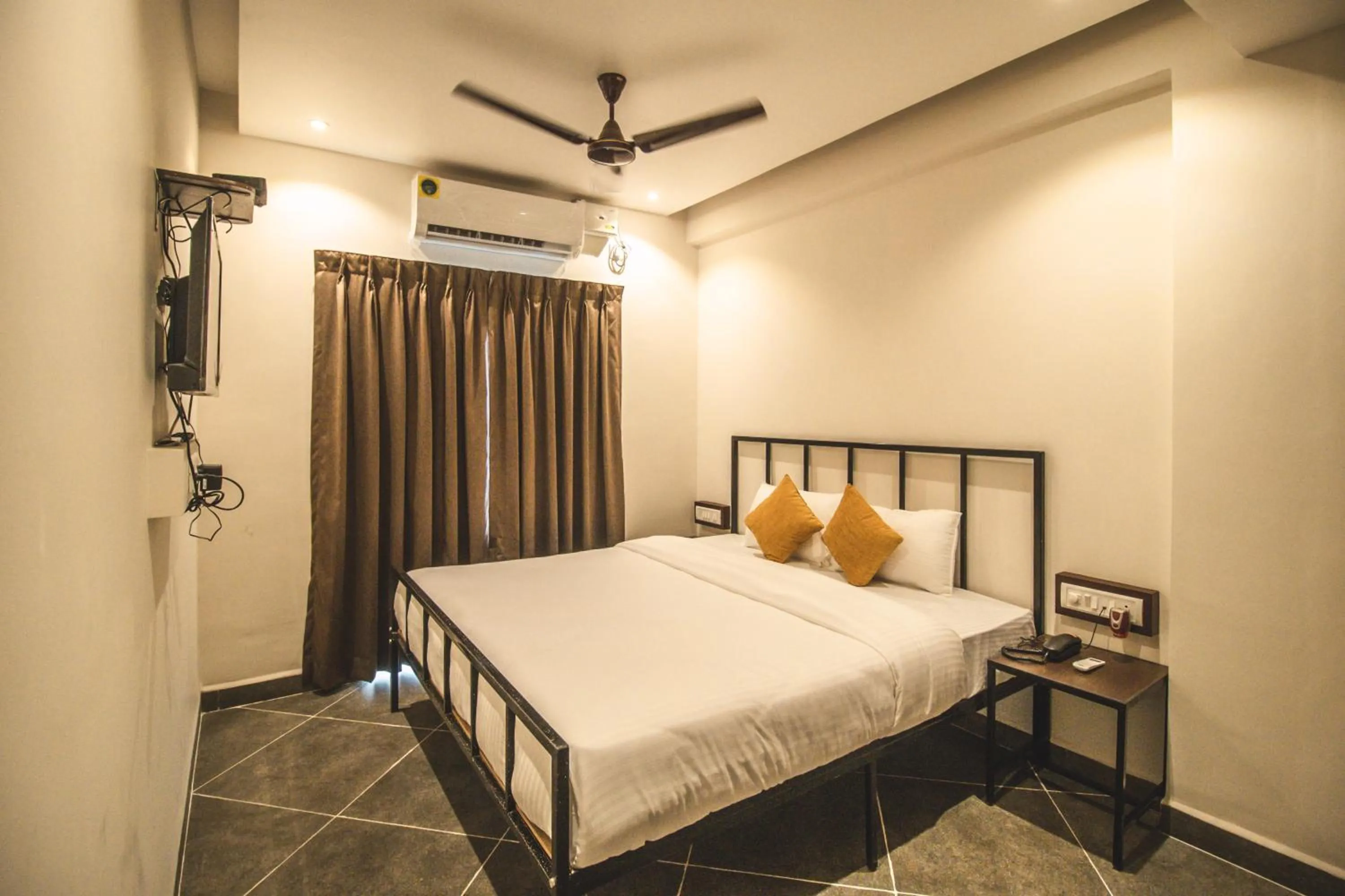 Bedroom, Bed in Amber Rooms