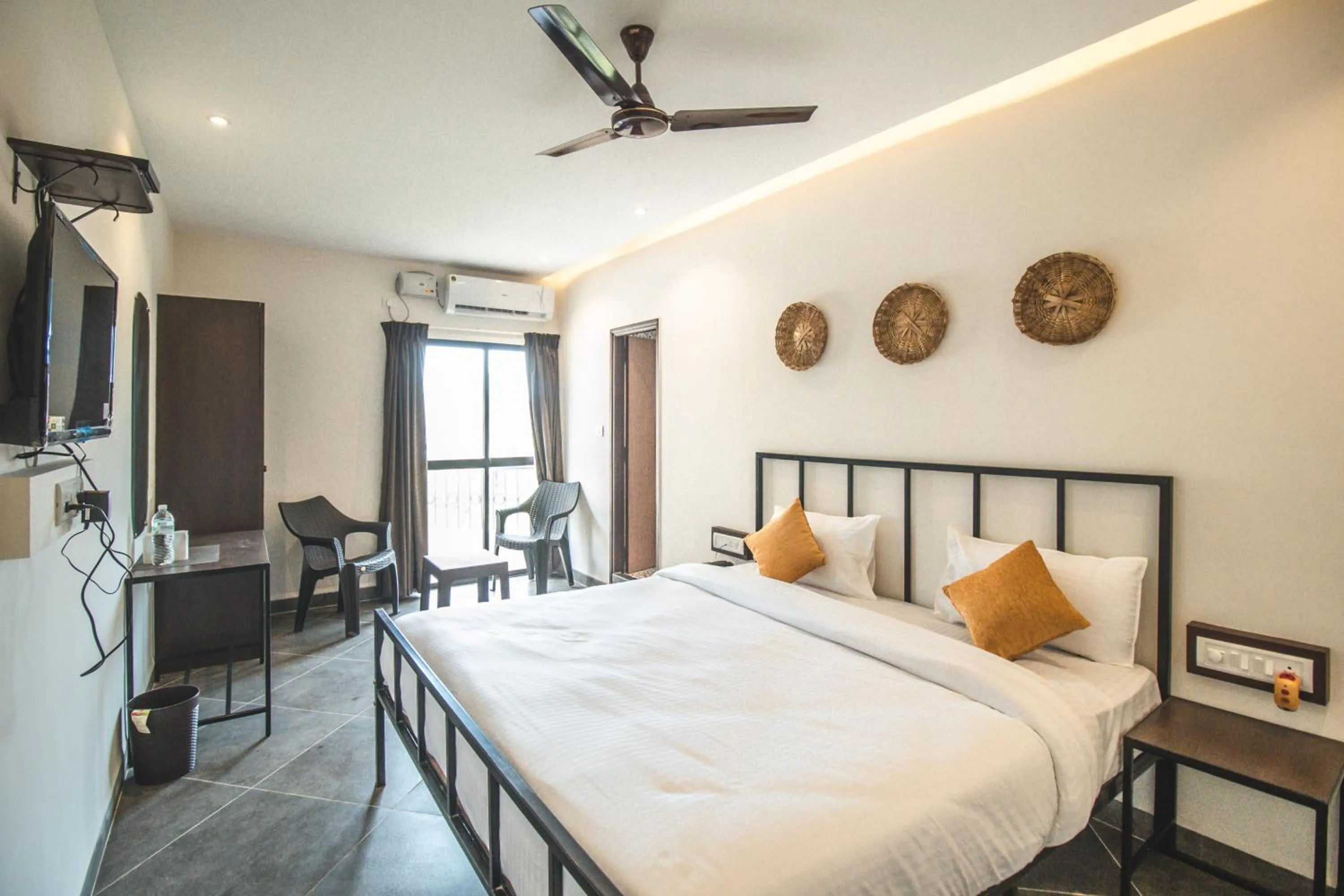 Photo of the whole room, Bed in Amber Rooms