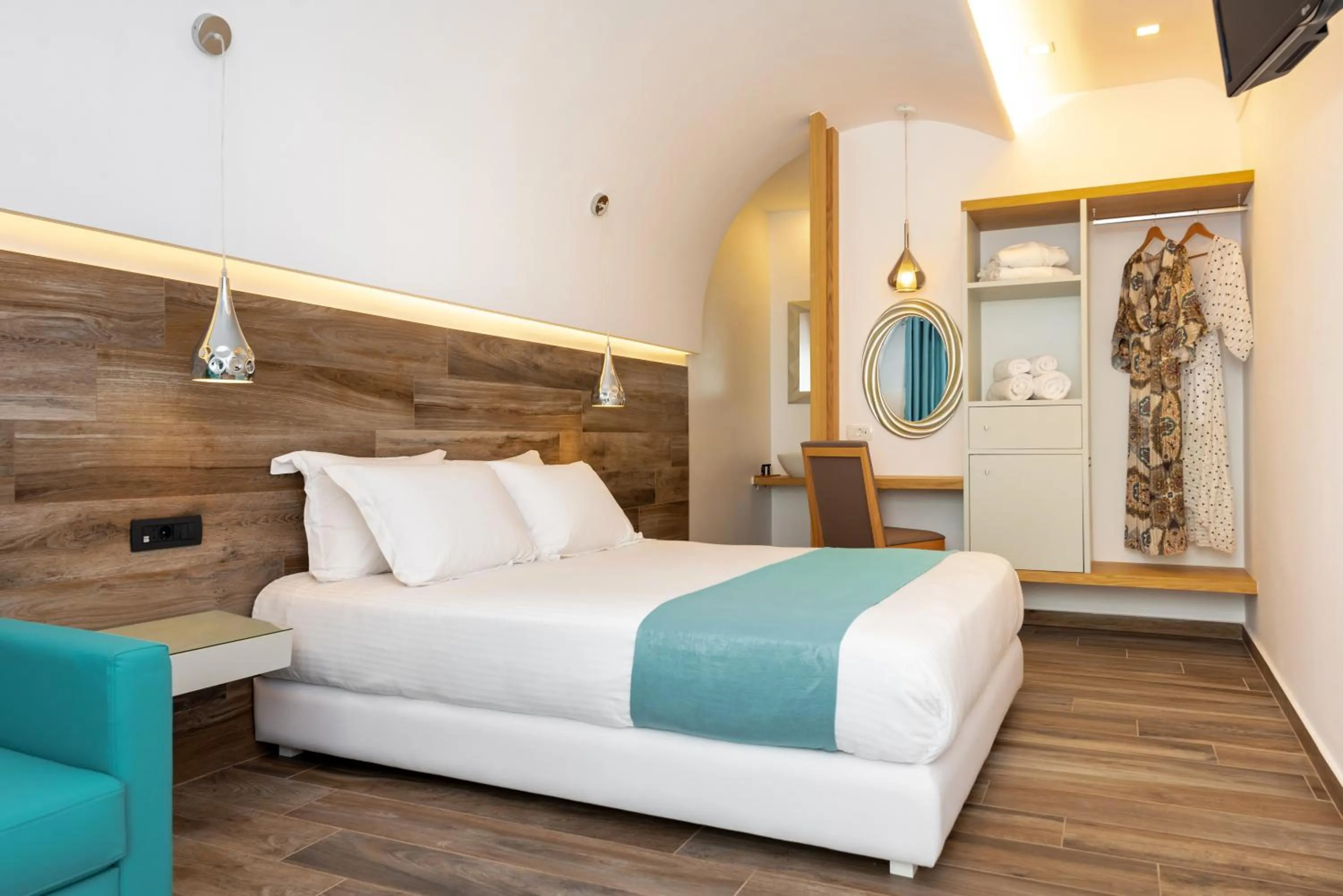 Bedroom, Bed in Deluxe Suites Santorini