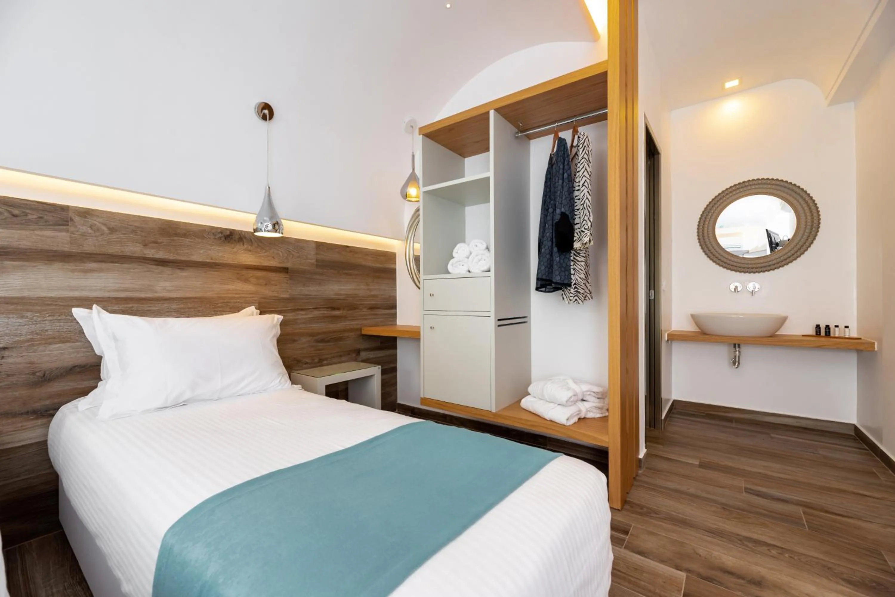 Bedroom, Bed in Deluxe Suites Santorini