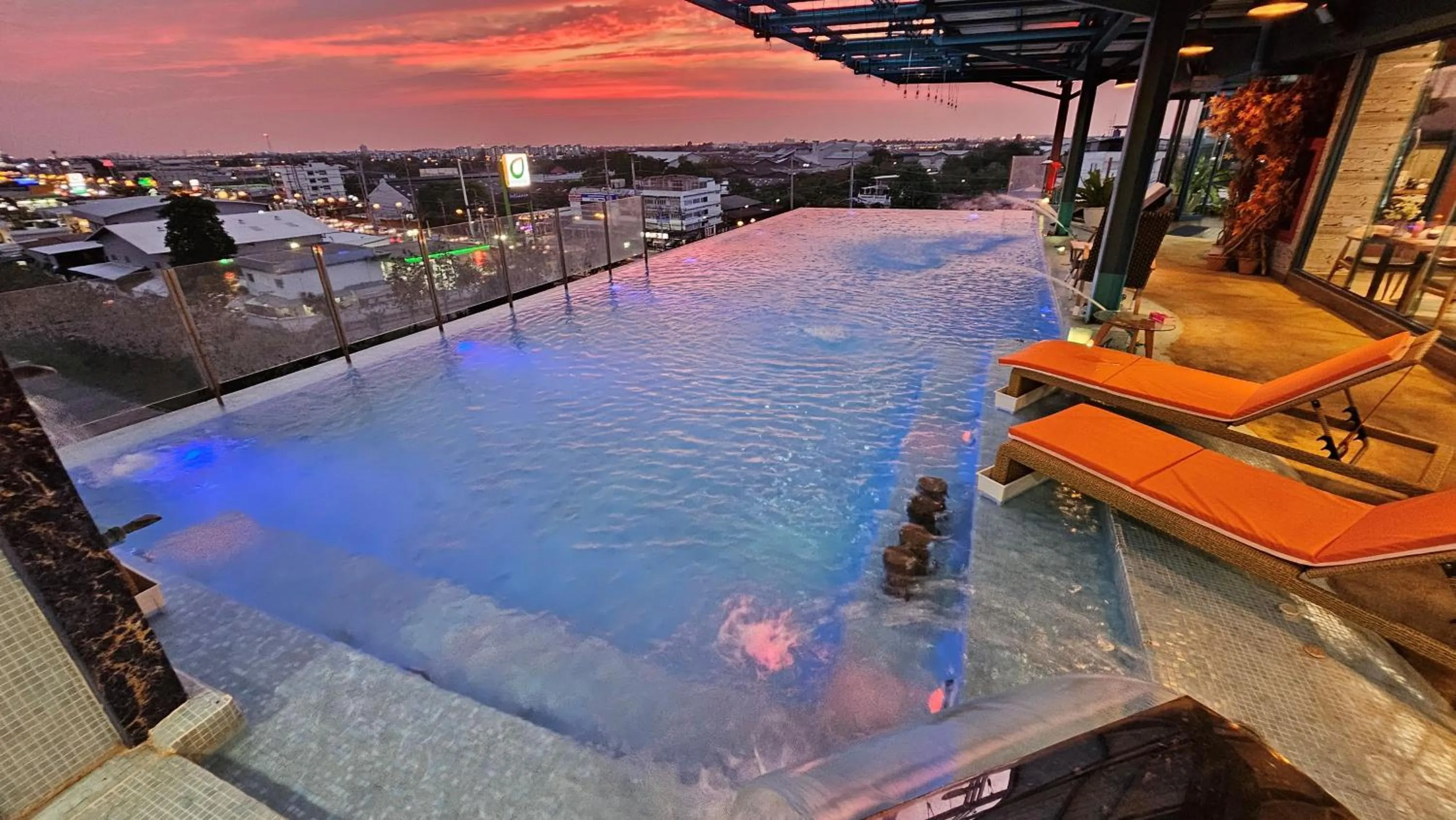 Pool view in BlueTel Re'sidencE Bangkok IMPACT บลูเทล เรซิดองส์ กรุงเทพ อิมแพค