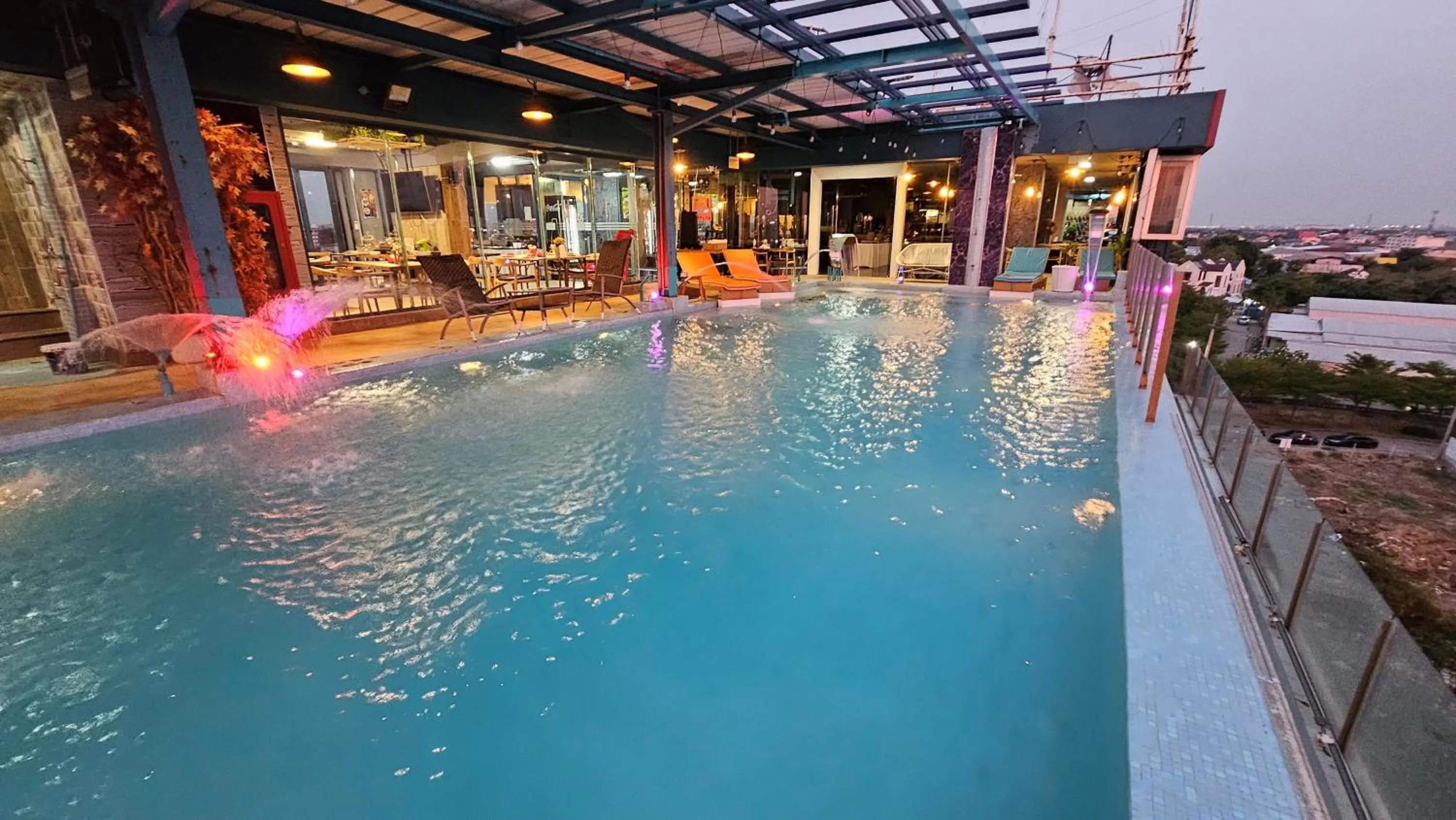 Pool view in BlueTel Re'sidencE Bangkok IMPACT บลูเทล เรซิดองส์ กรุงเทพ อิมแพค