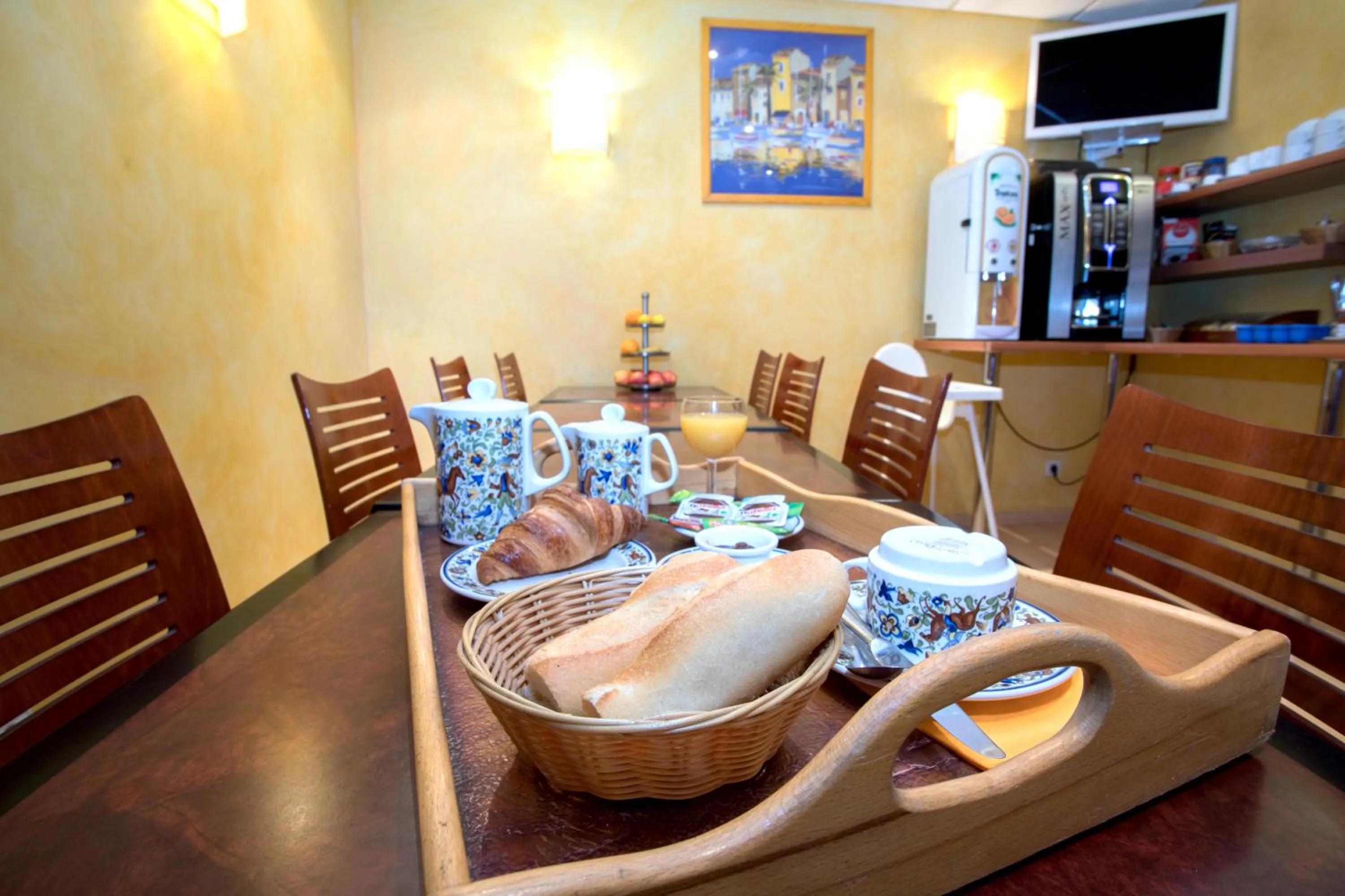 Restaurant/places to eat in Hotel De Rosny