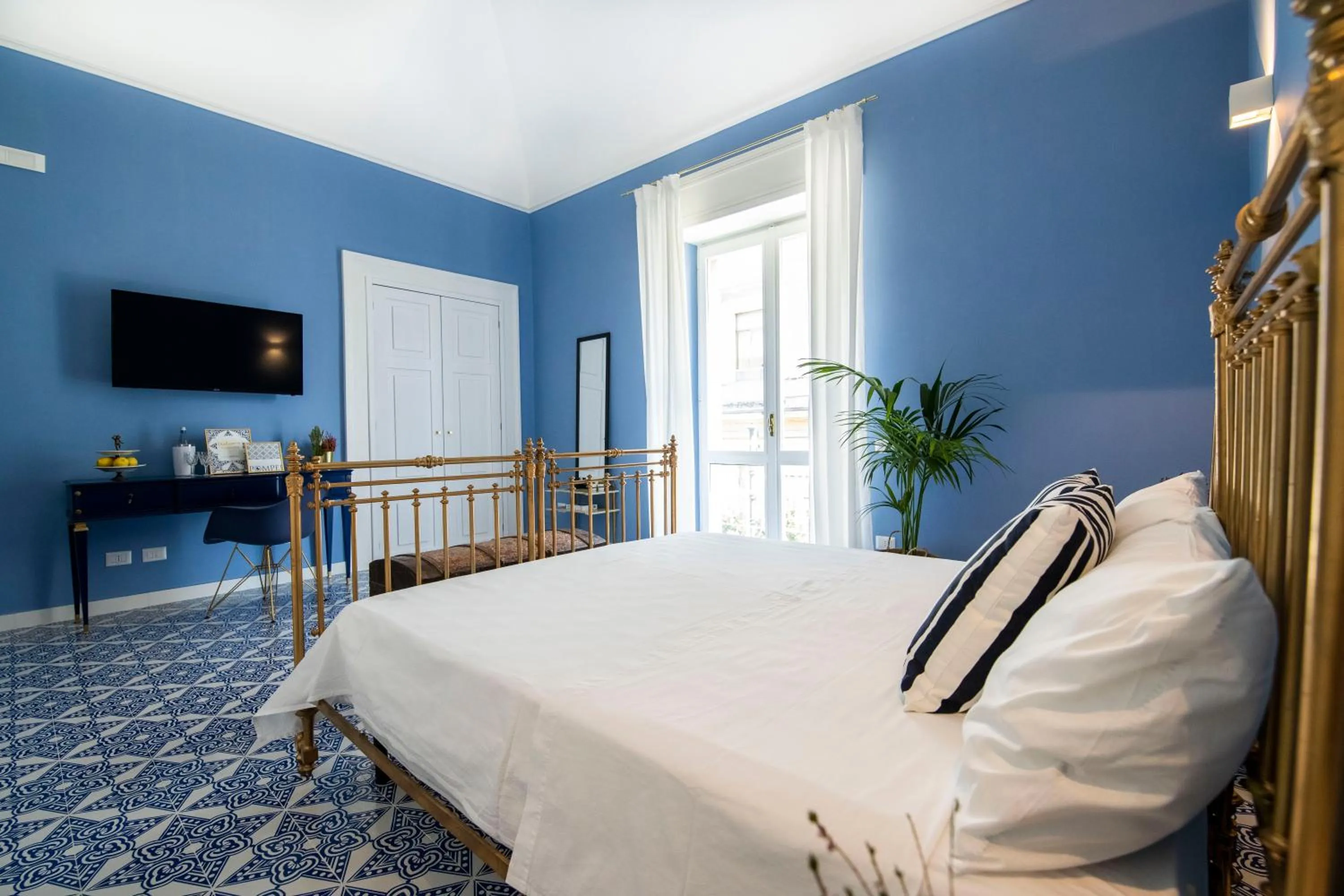 Photo of the whole room, Bed in Crudo Home