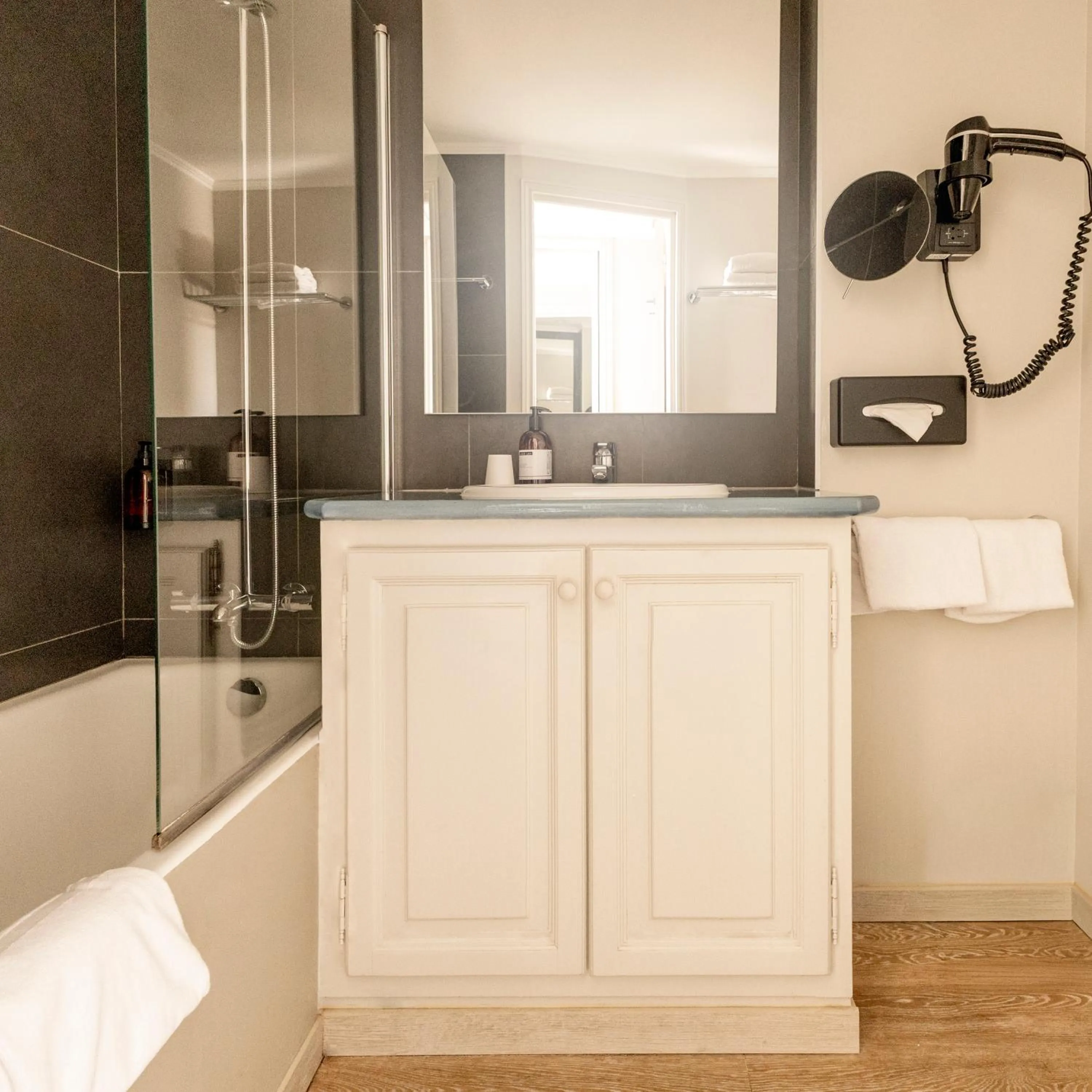 Bathroom in Hôtel Vendôme