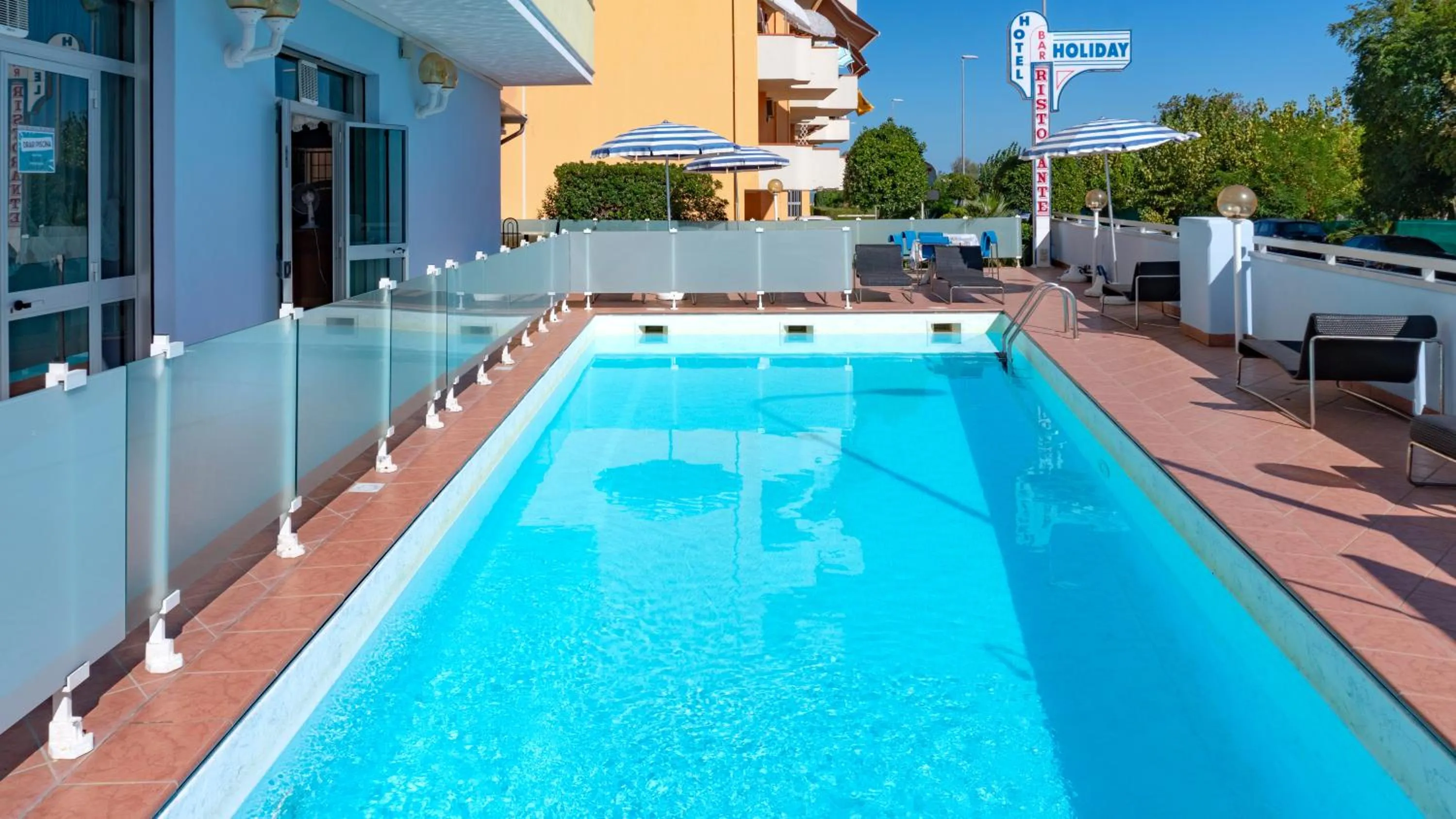 Swimming pool in Hotel Holiday