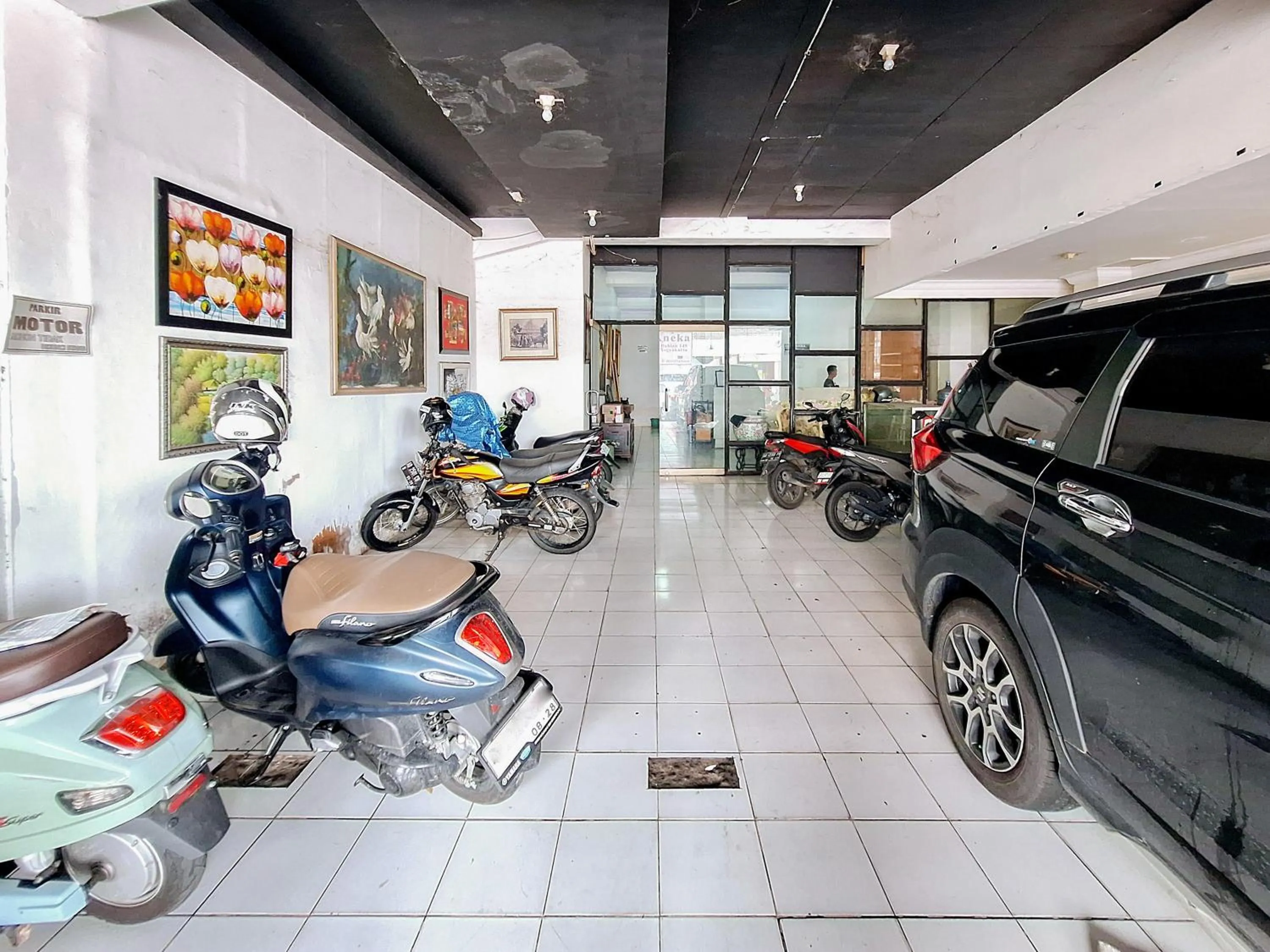 Parking in OYO 2041 Griya Aneka