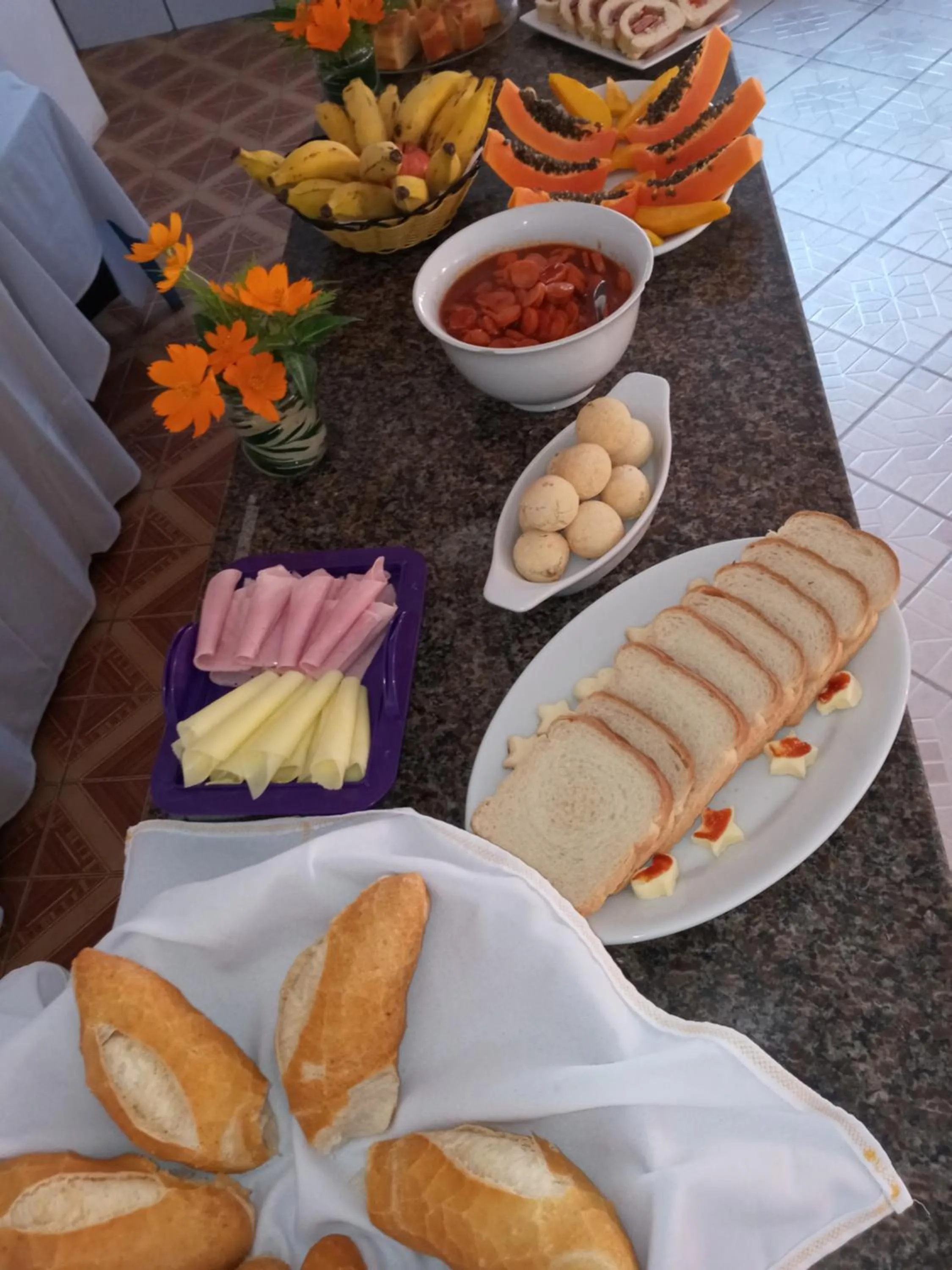 Buffet breakfast in DORM Olhar da Sereia