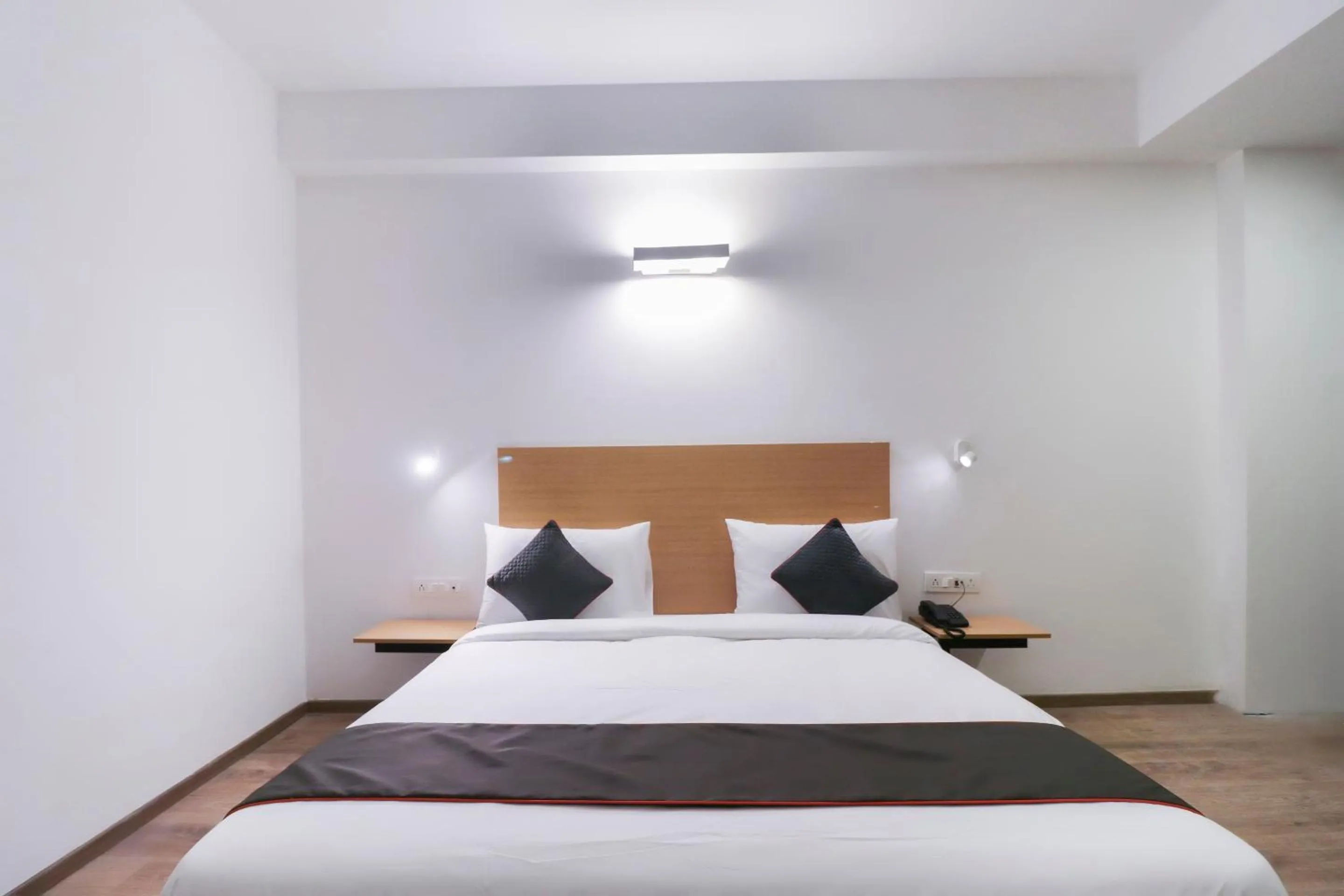 Bedroom, Bed in Super Townhouse Noida Sector 71 Near ISKCON Temple Noida