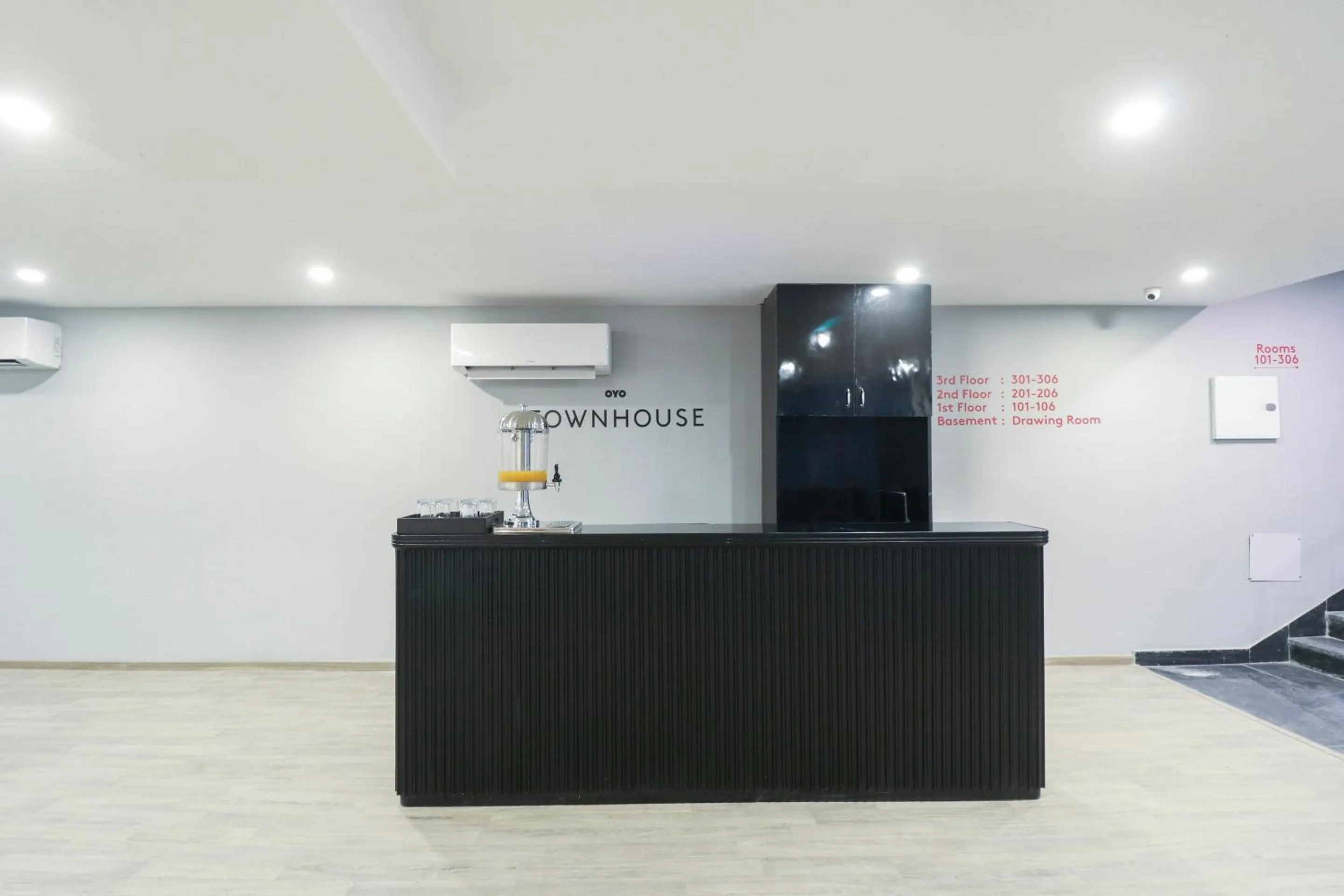 Lobby or reception in Super Townhouse Noida Sector 71 Near ISKCON Temple Noida