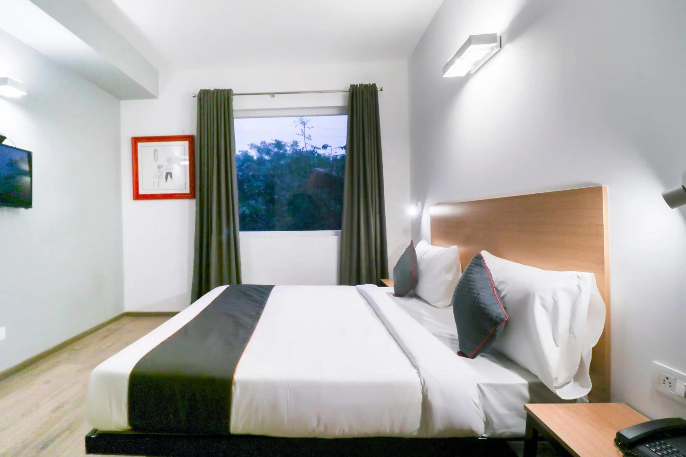 Bedroom, Bed in Super Townhouse Noida Sector 71 Near ISKCON Temple Noida