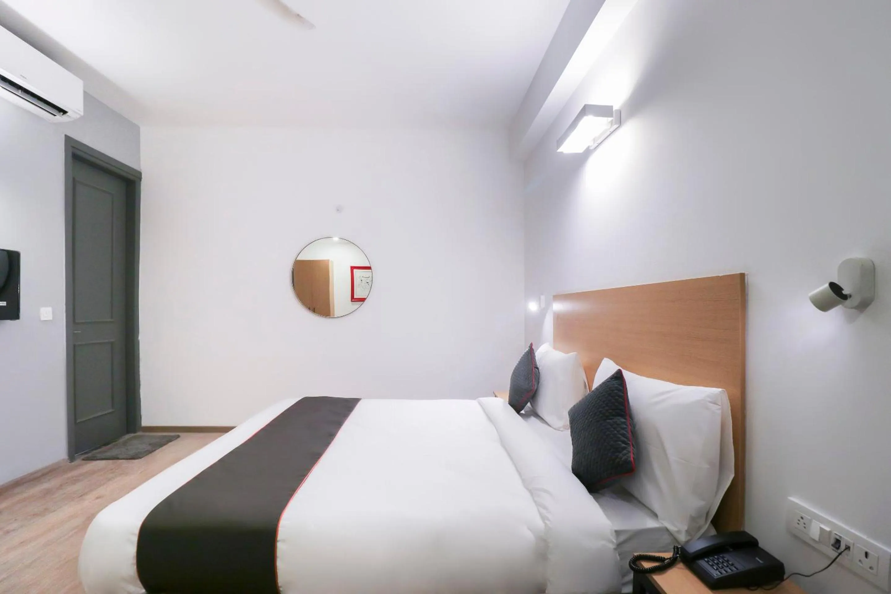 Bedroom, Bed in Super Townhouse Noida Sector 71 Near ISKCON Temple Noida