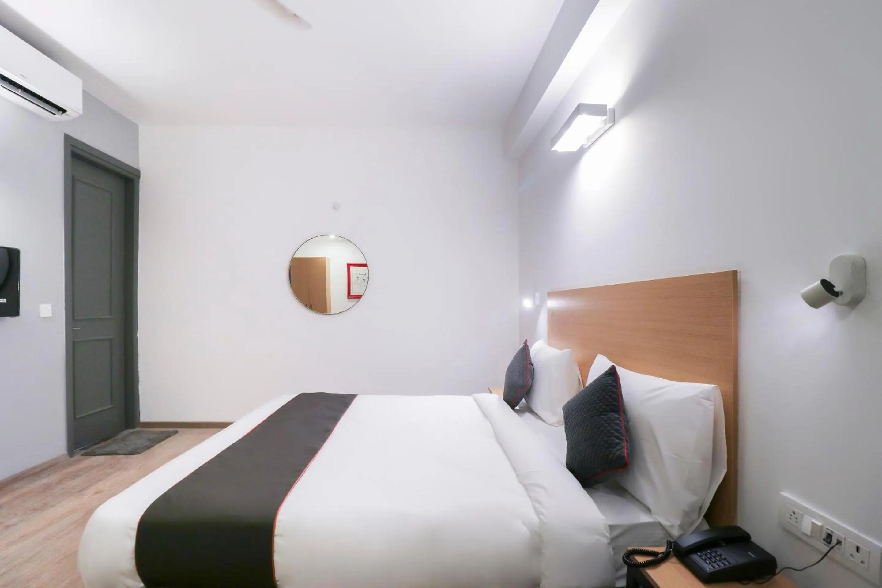 Bedroom, Bed in Super Townhouse Noida Sector 71 Near ISKCON Temple Noida