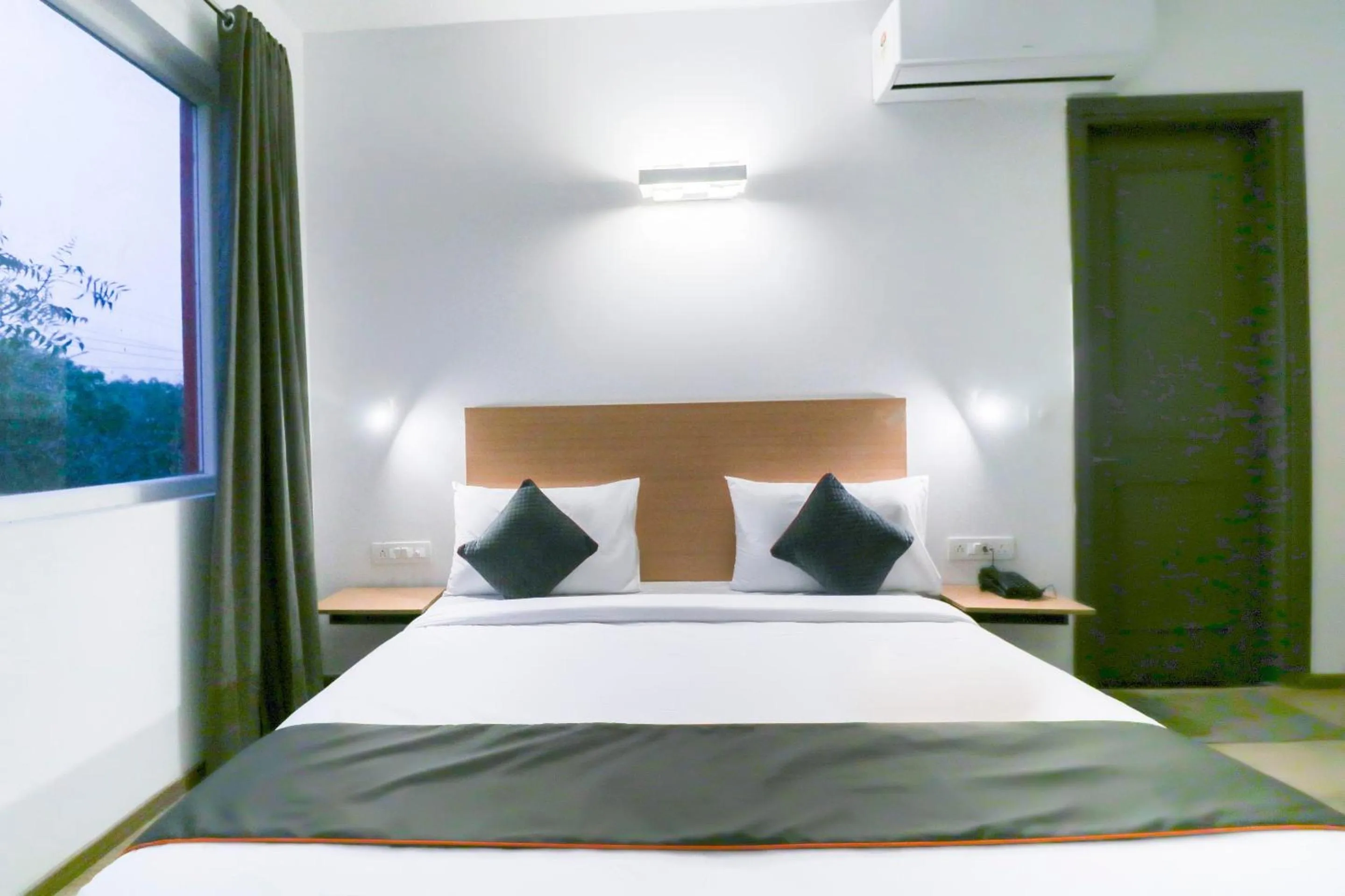 Bedroom, Bed in Super Townhouse Noida Sector 71 Near ISKCON Temple Noida