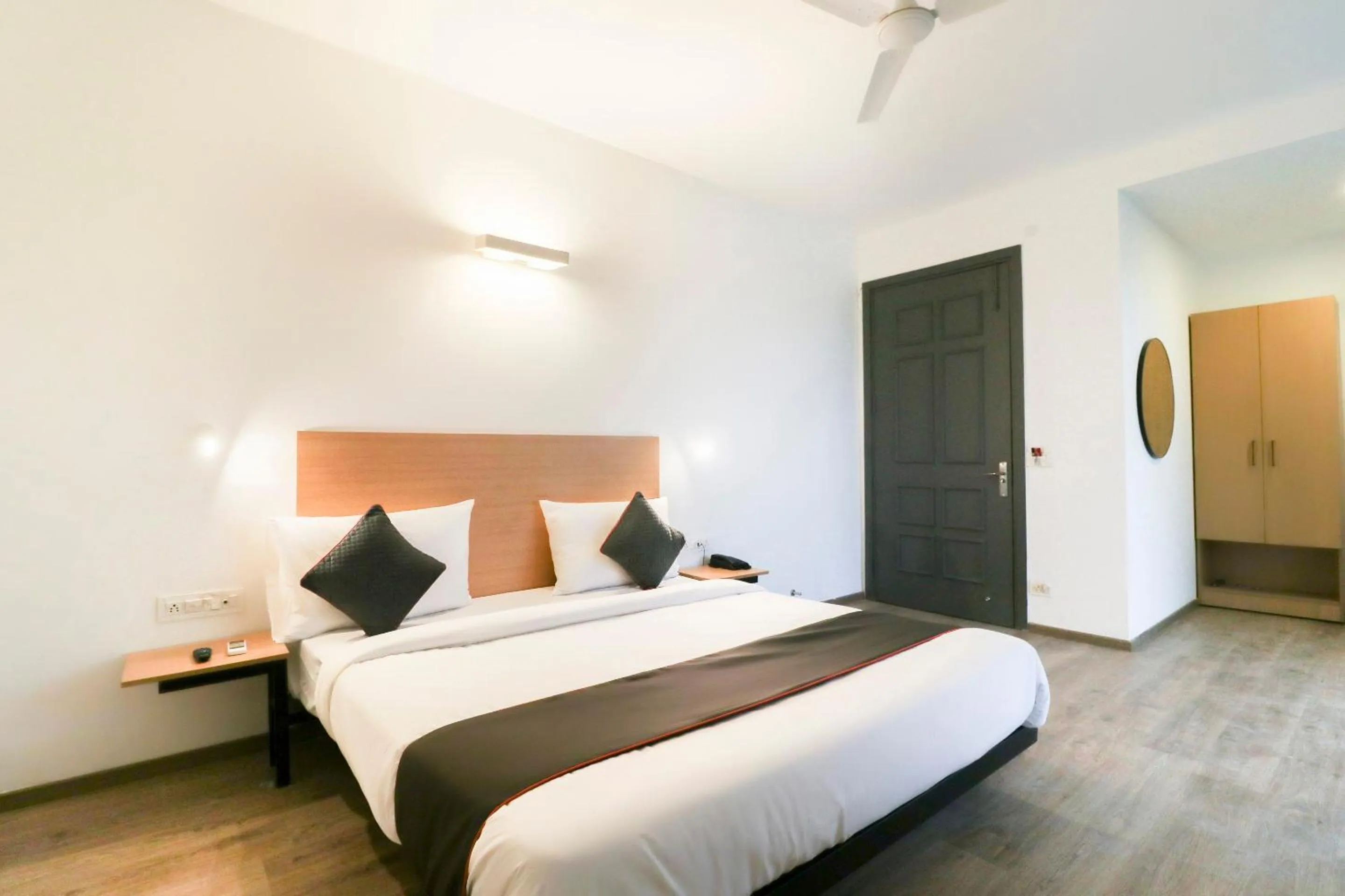 Bedroom, Bed in Super Townhouse Noida Sector 71 Near ISKCON Temple Noida