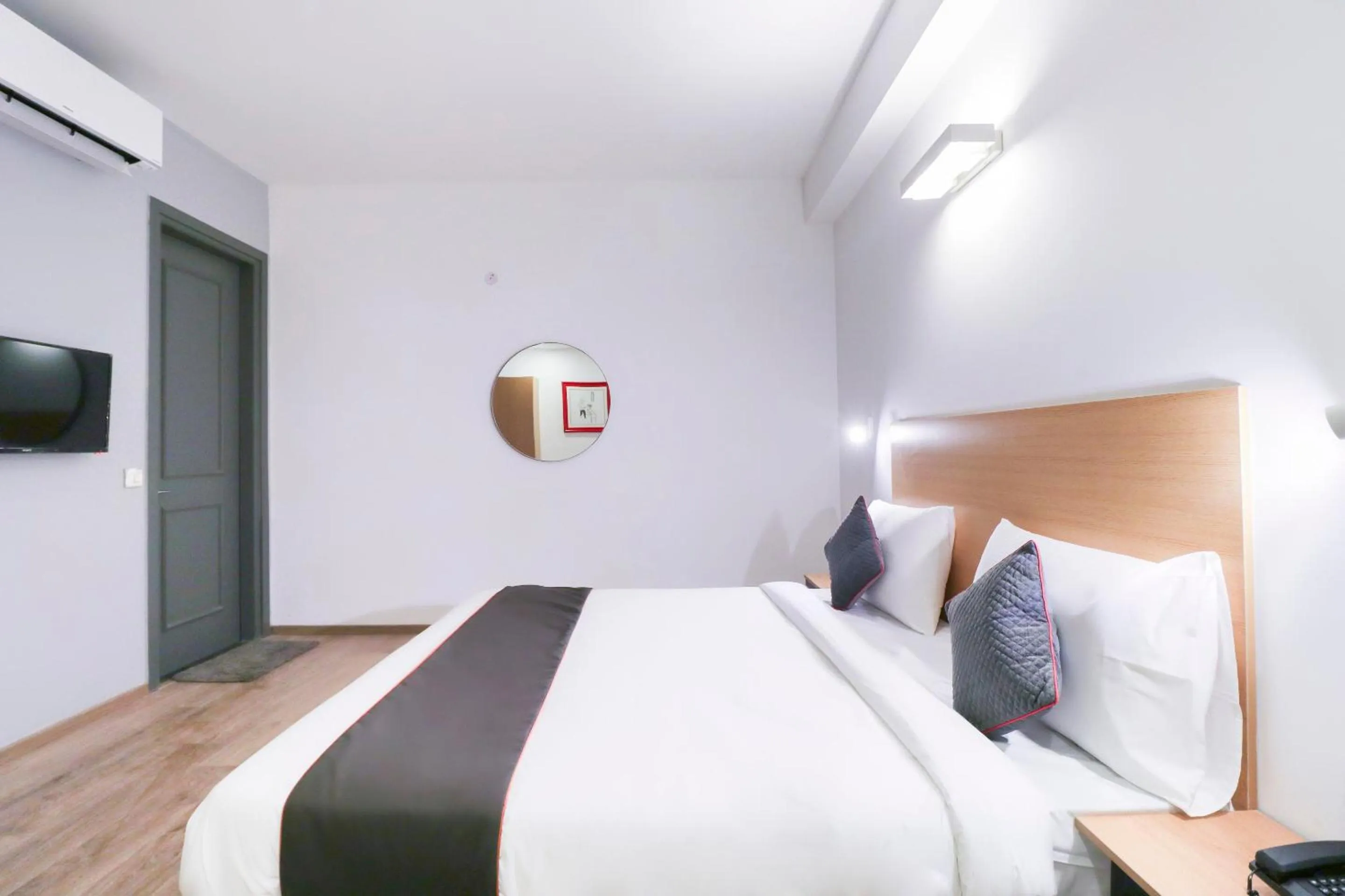 Bedroom, Bed in Super Townhouse Noida Sector 71 Near ISKCON Temple Noida