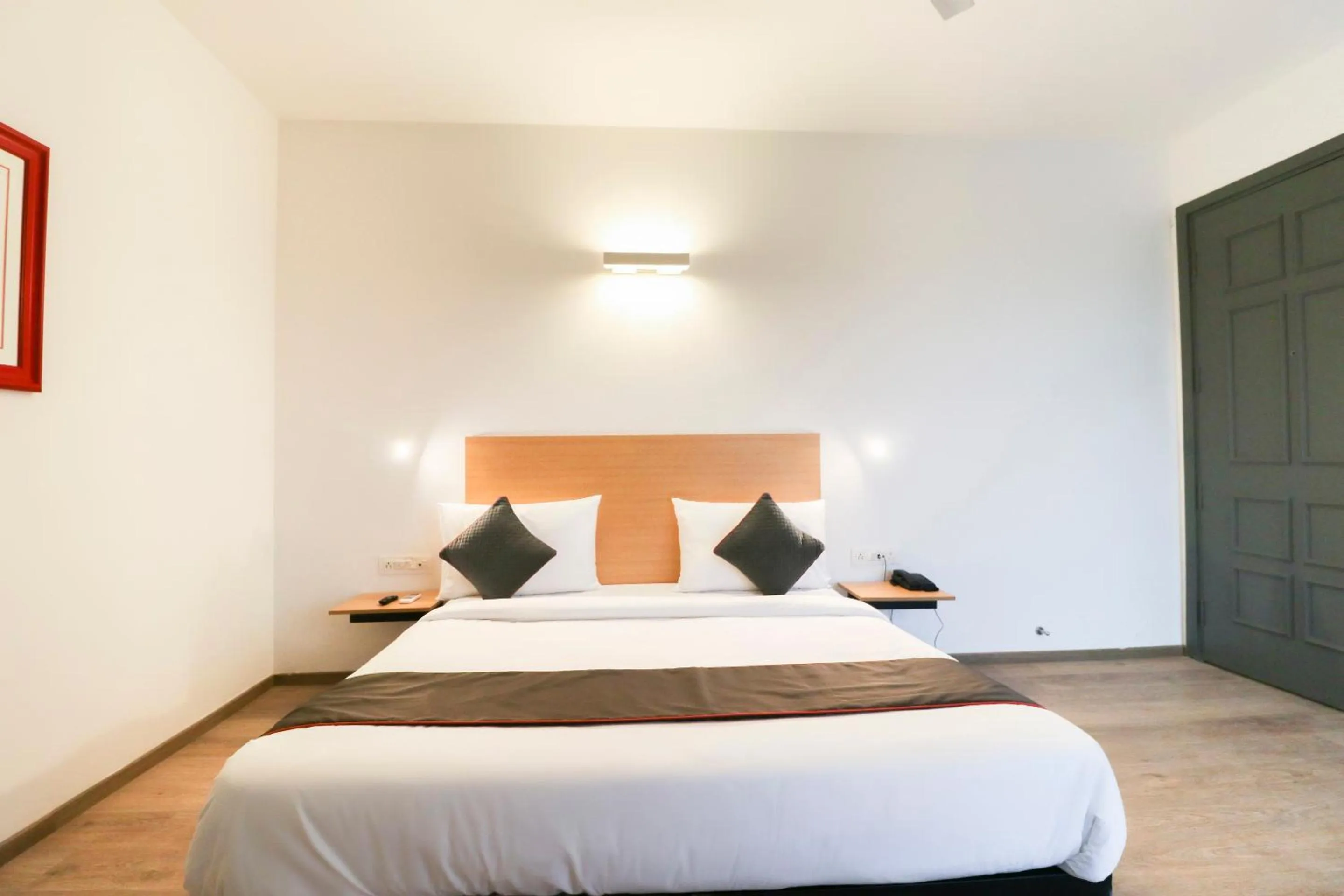 Bedroom, Bed in Super Townhouse Noida Sector 71 Near ISKCON Temple Noida