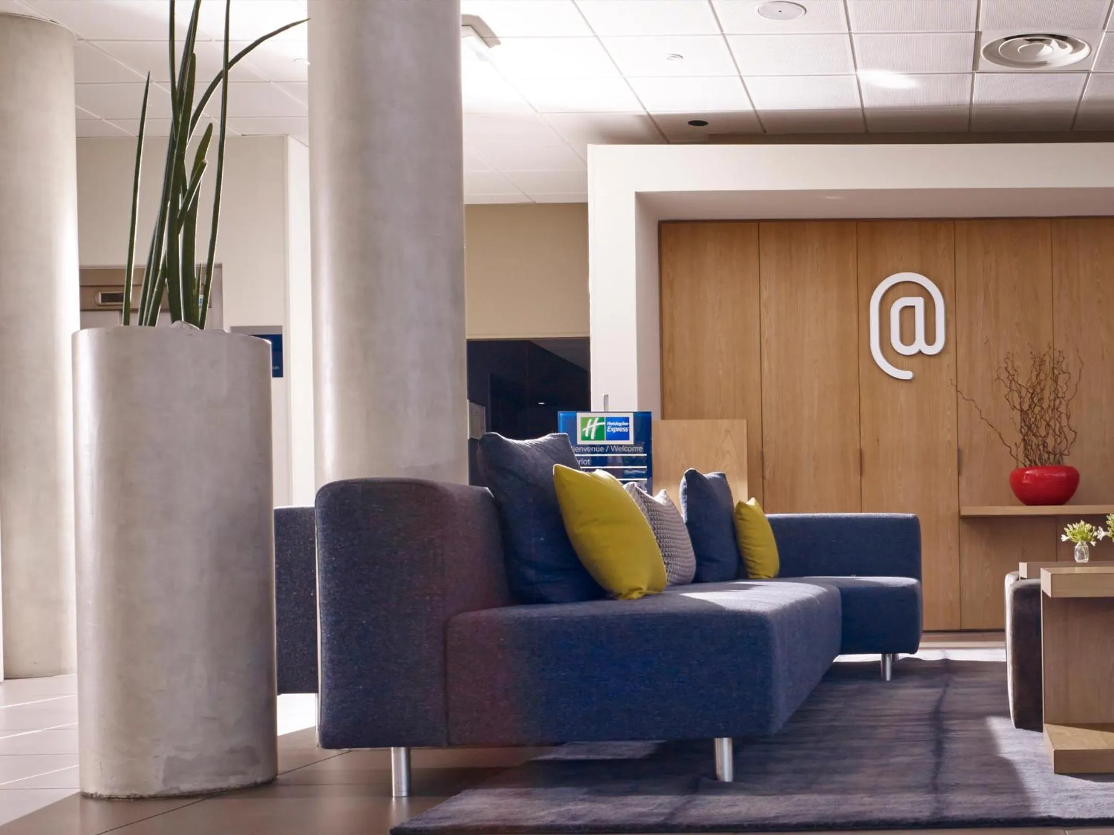 Seating area in Holiday Inn Express Toulouse Airport by IHG