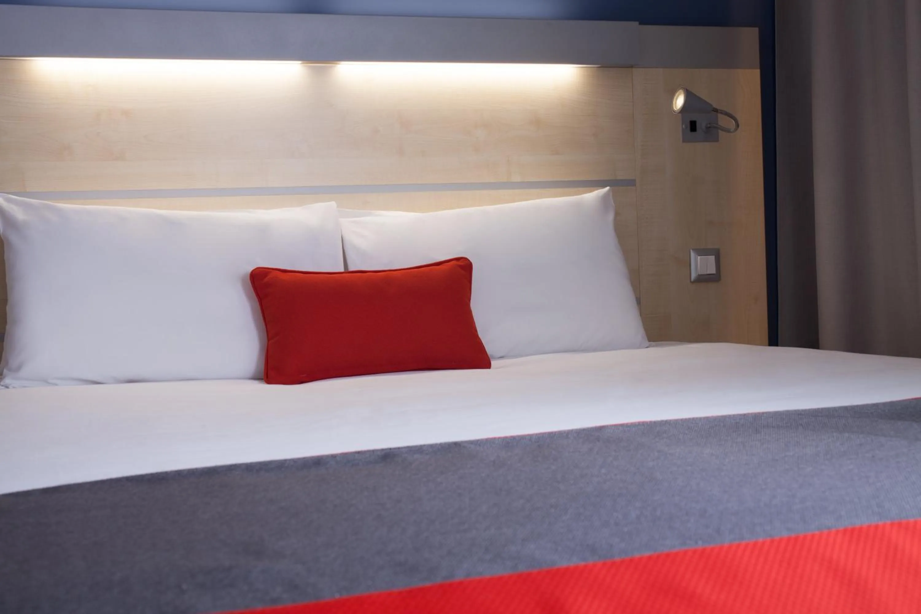 Photo of the whole room, Bed in Holiday Inn Express Toulouse Airport by IHG