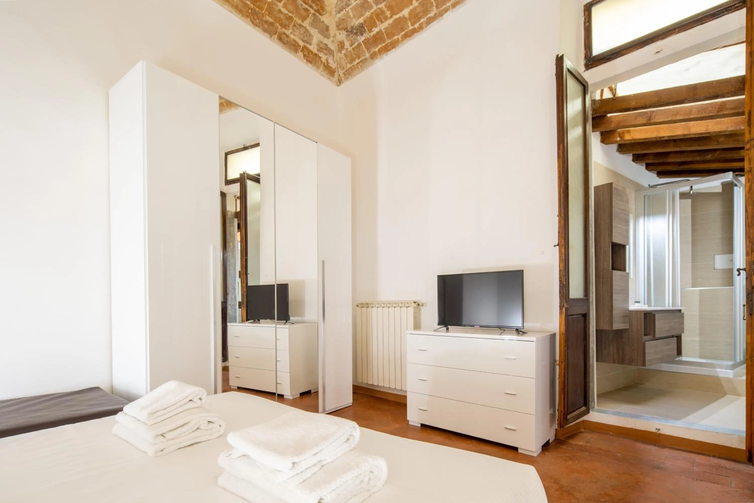 TV and multimedia, Bed in Lian Home in Florence by Mmega