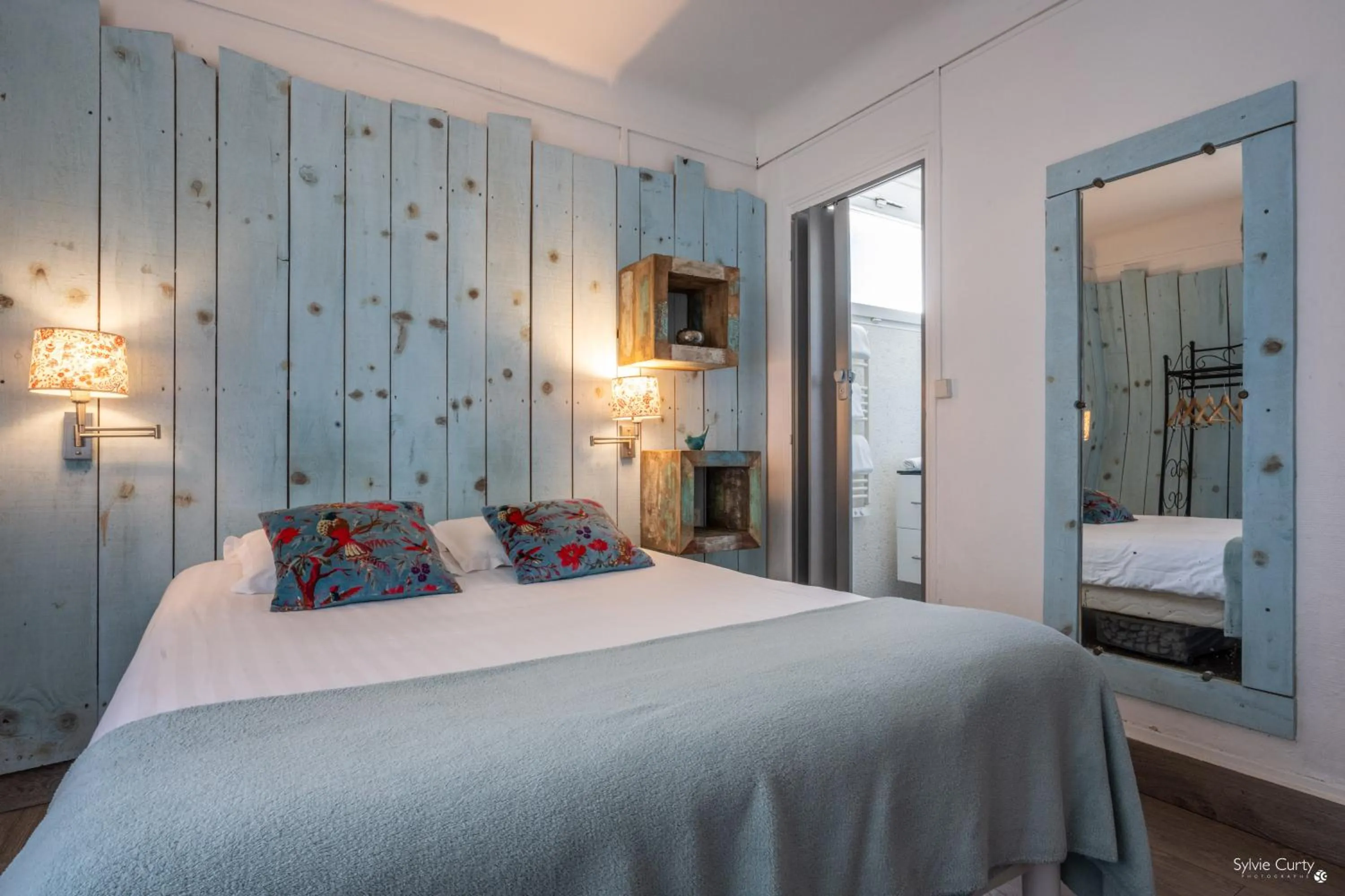 Bed in Hotel La Roseraie