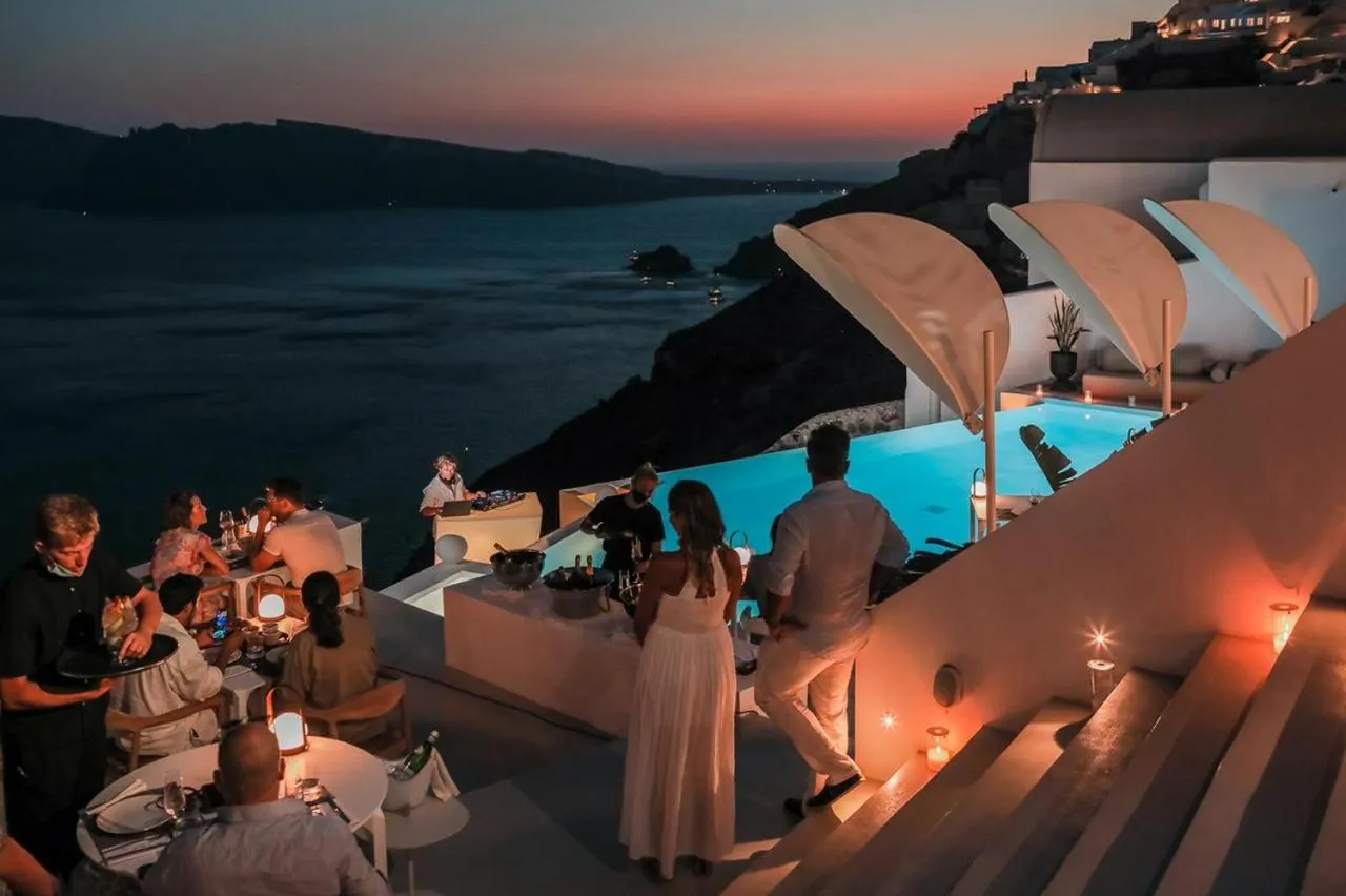 Restaurant/places to eat in The Saint Hotel