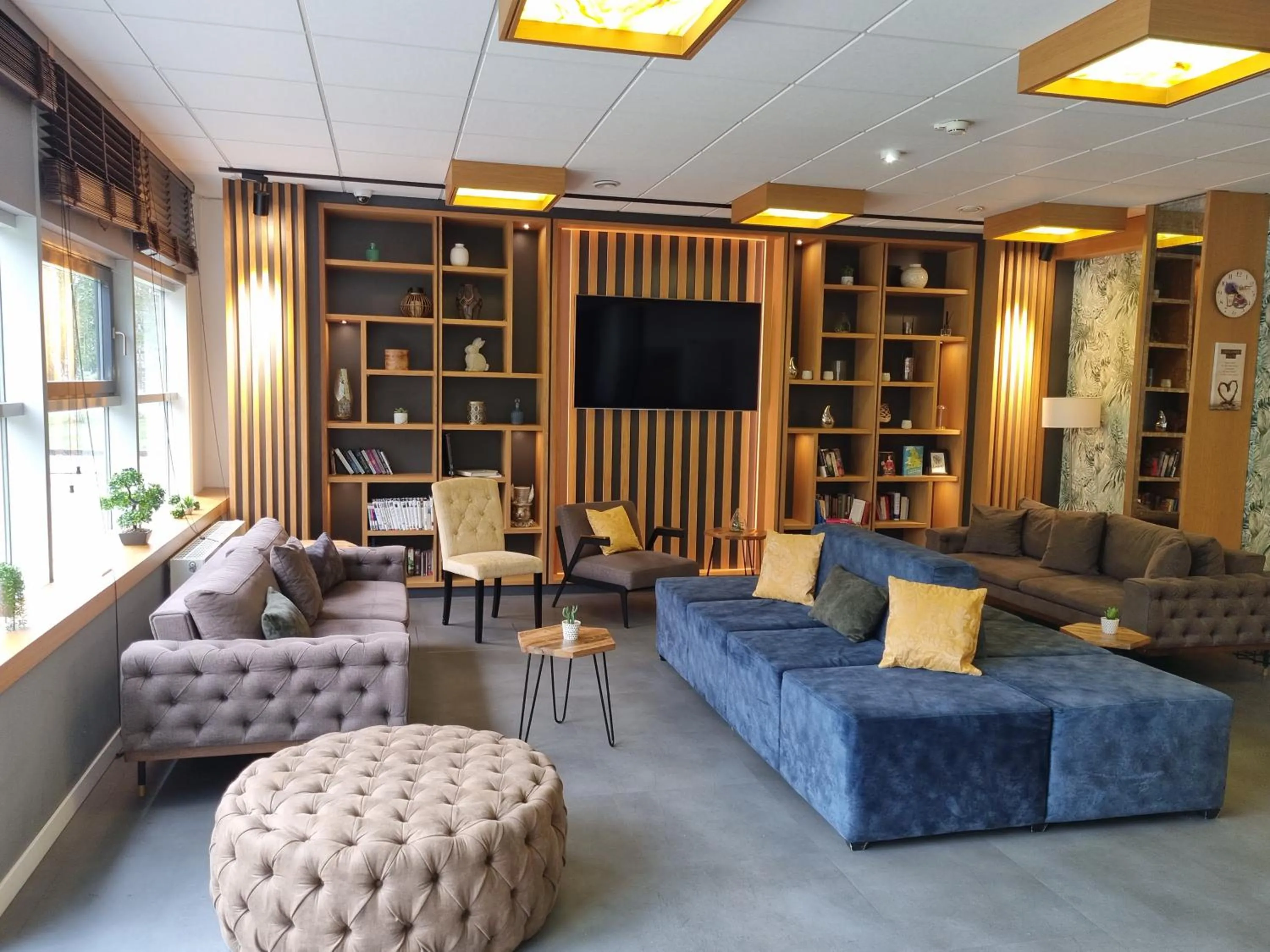 Communal lounge/ TV room in my MINGA Airport serviced Apartments