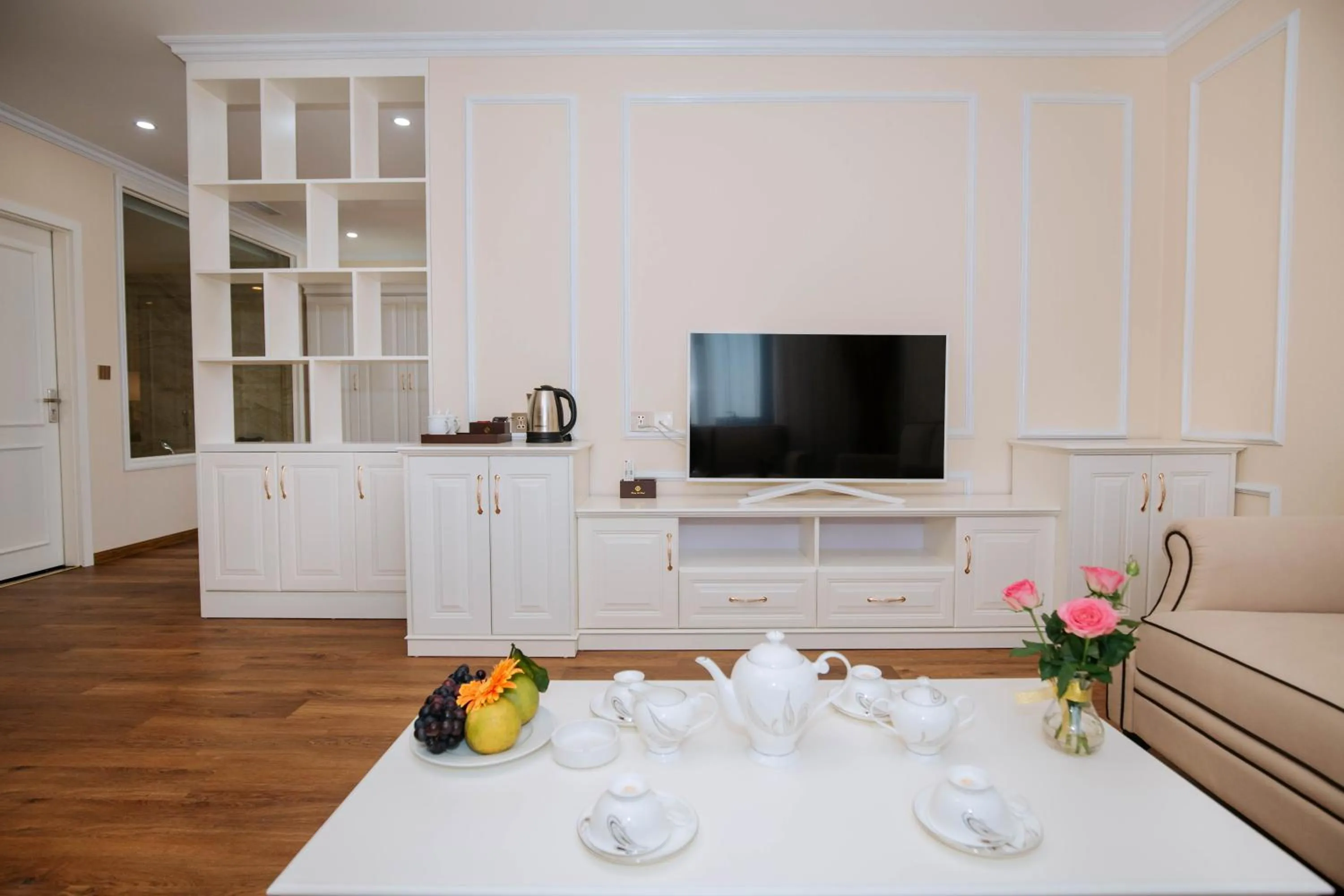 Communal lounge/ TV room in Thông Đỏ Hotel