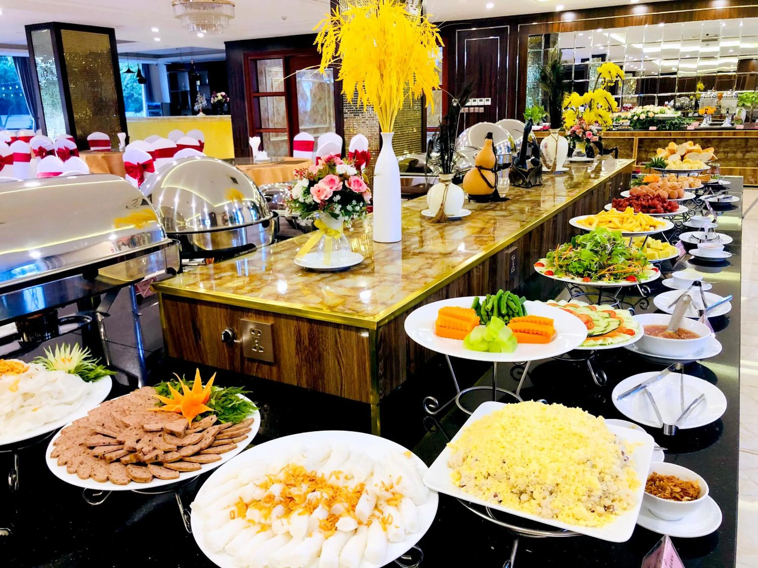 Breakfast in Thông Đỏ Hotel