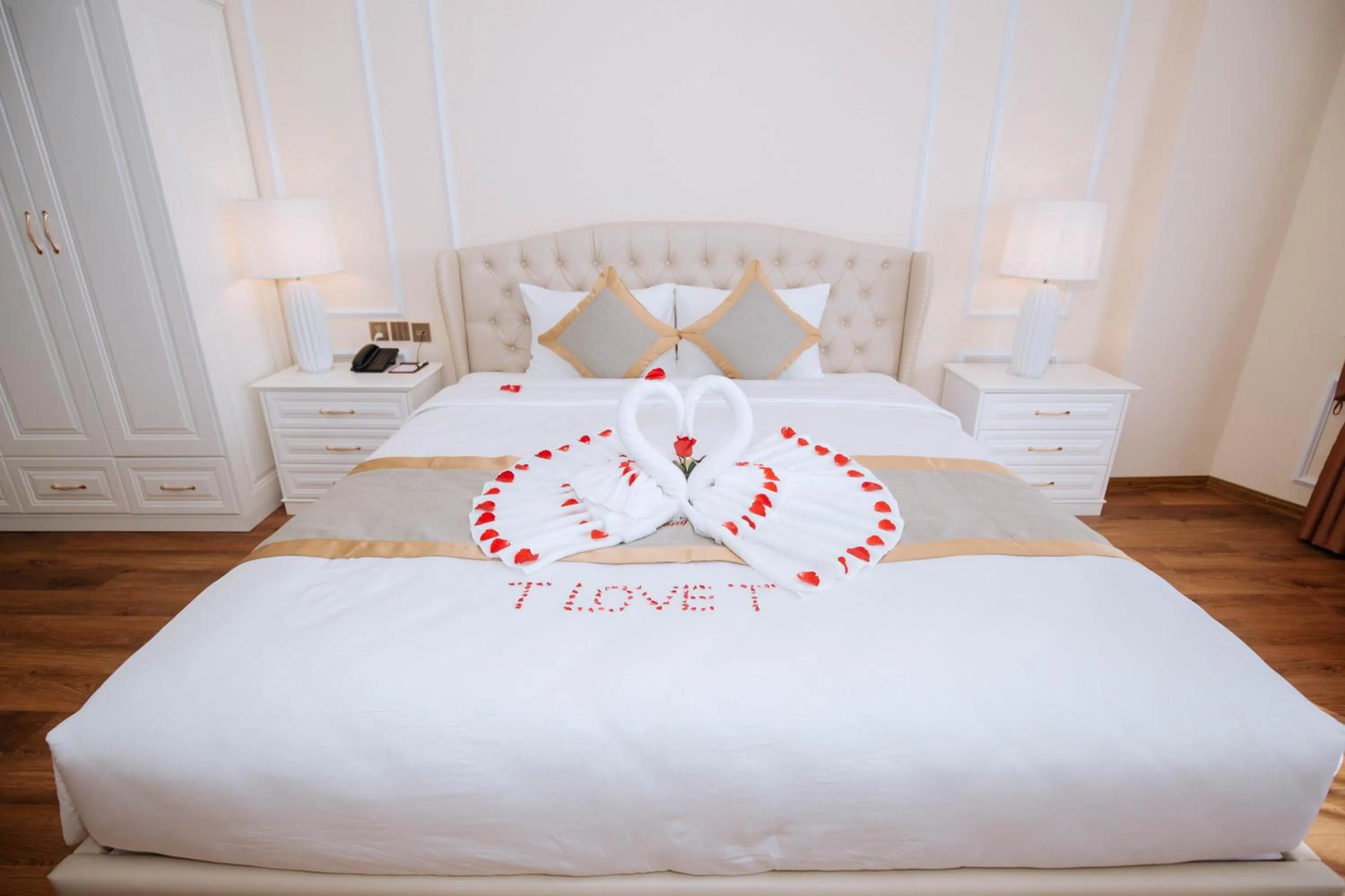 Bed in Thông Đỏ Hotel