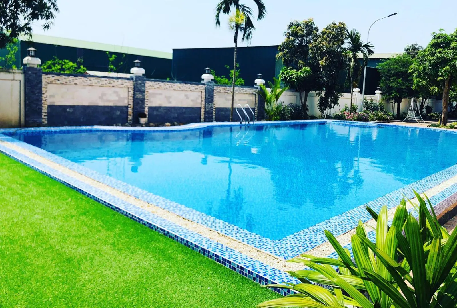 Swimming pool in Thông Đỏ Hotel