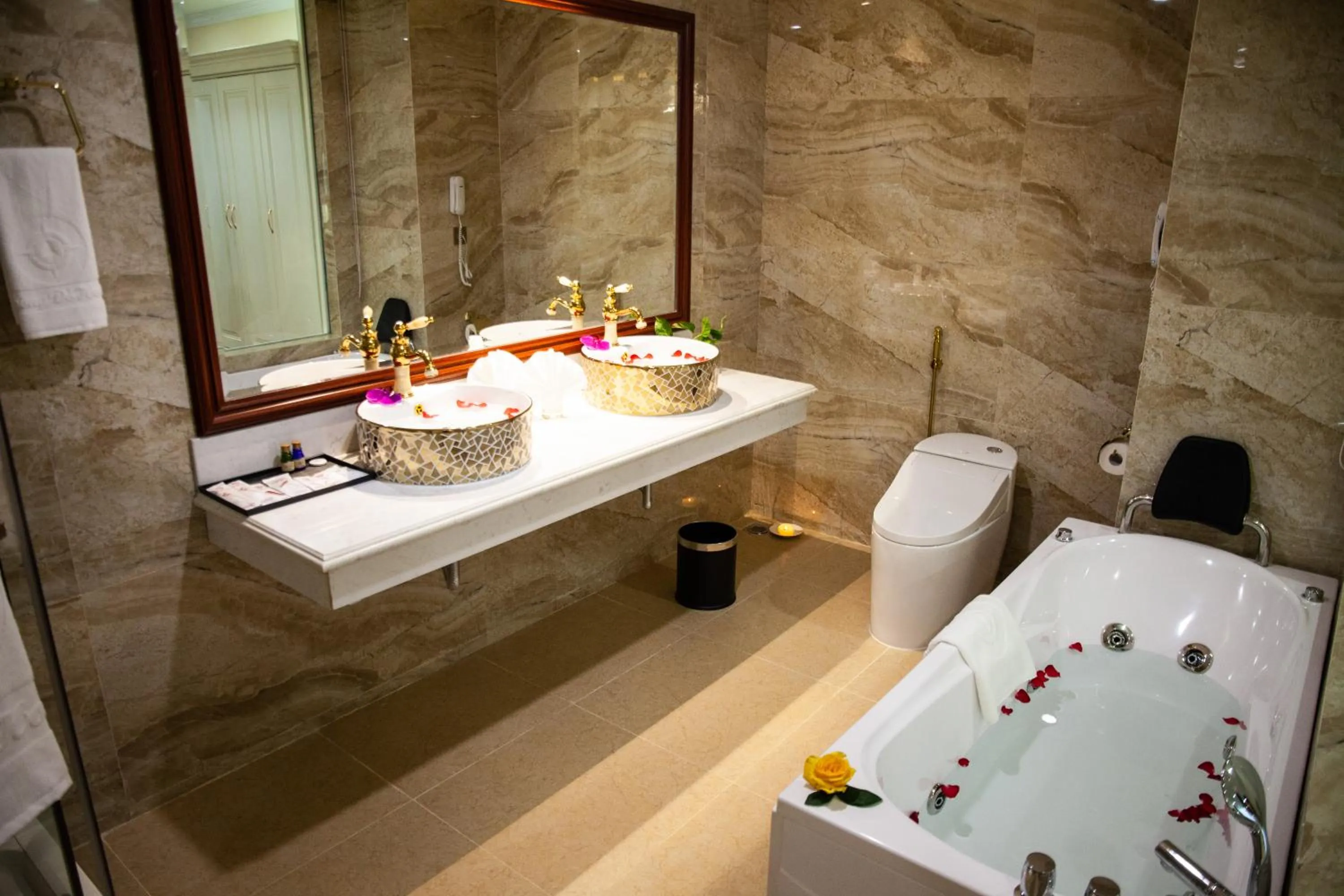 Bathroom in Thông Đỏ Hotel