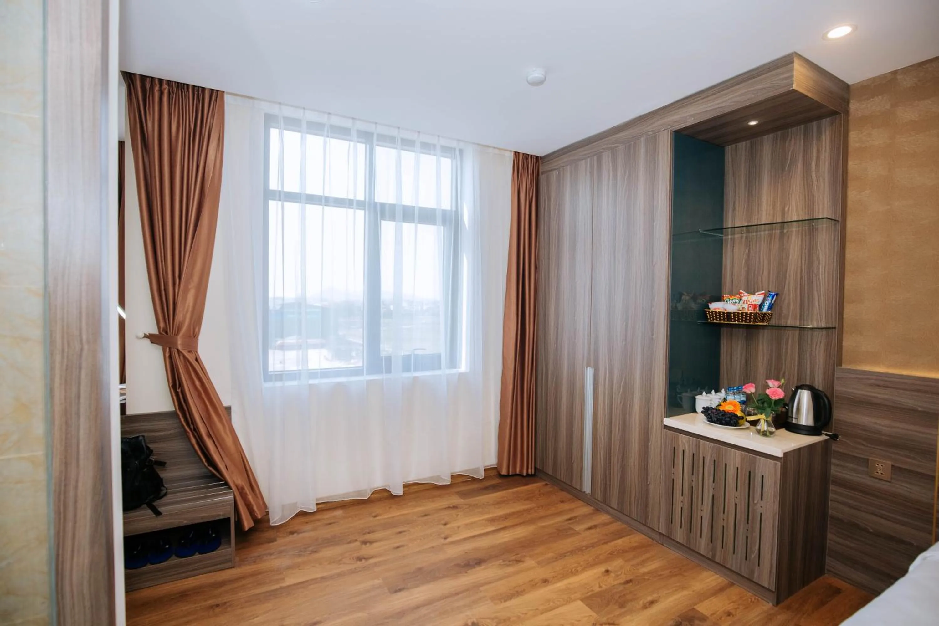 Communal lounge/ TV room, Bed in Thông Đỏ Hotel