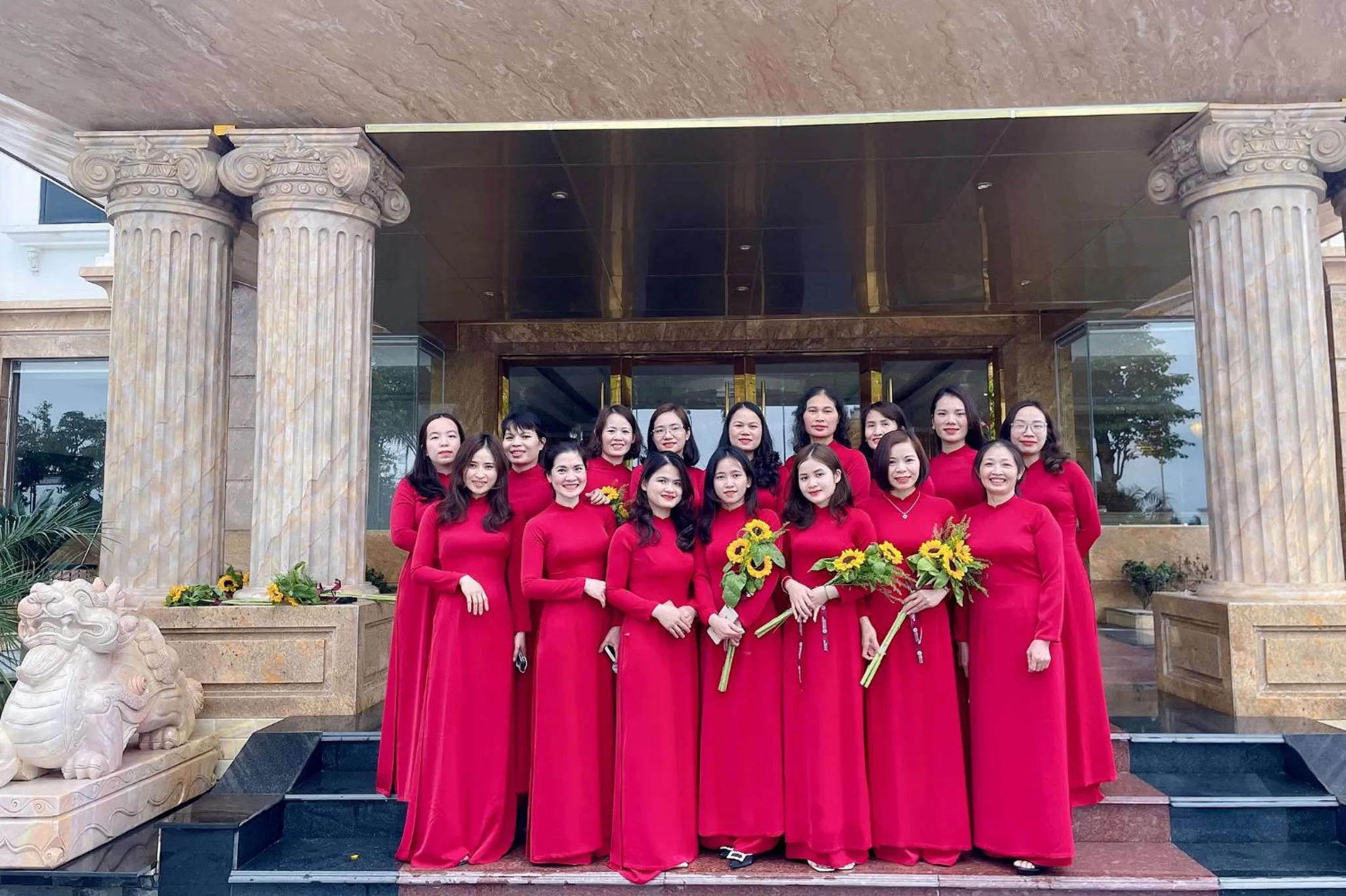 Communal lounge/ TV room in Thông Đỏ Hotel
