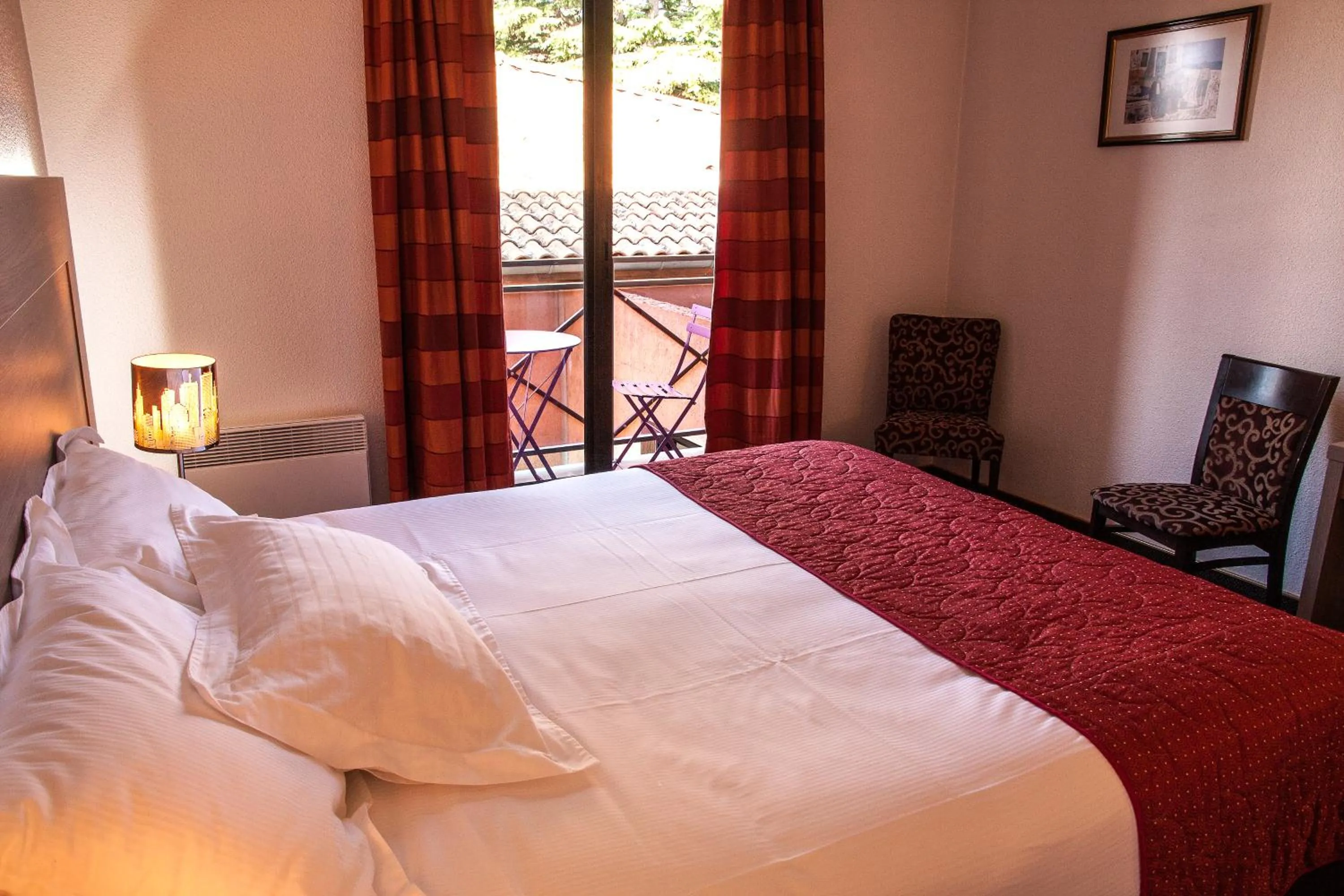 Day, Bed in Hotel Les Amandiers