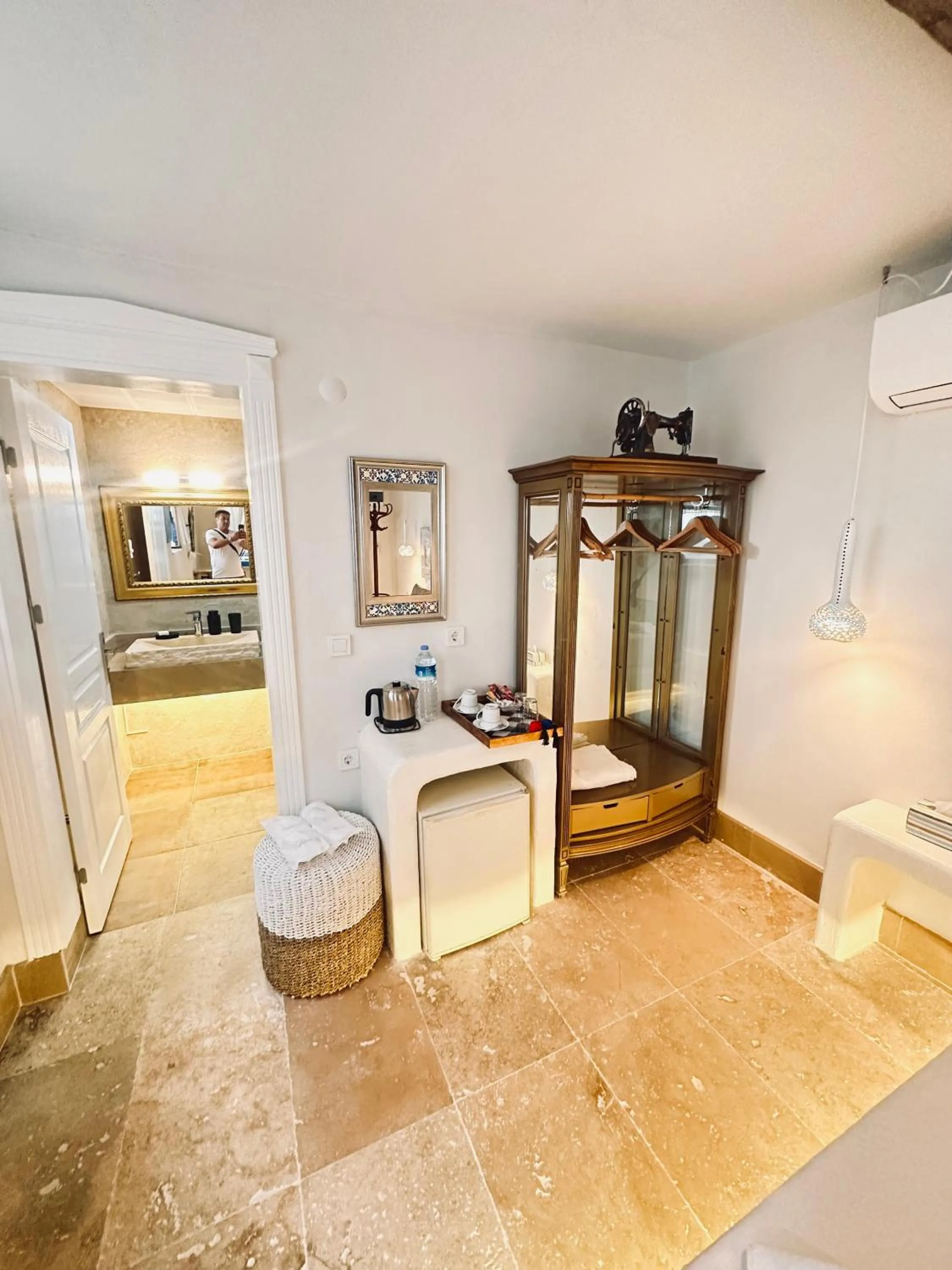 wardrobe in Lemon Villa Hotel