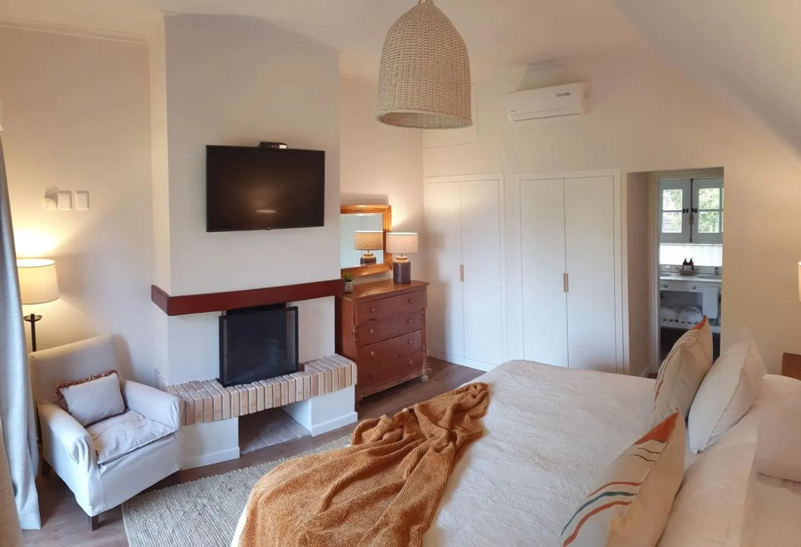 fireplace, Bed in Hotel L'Auberge