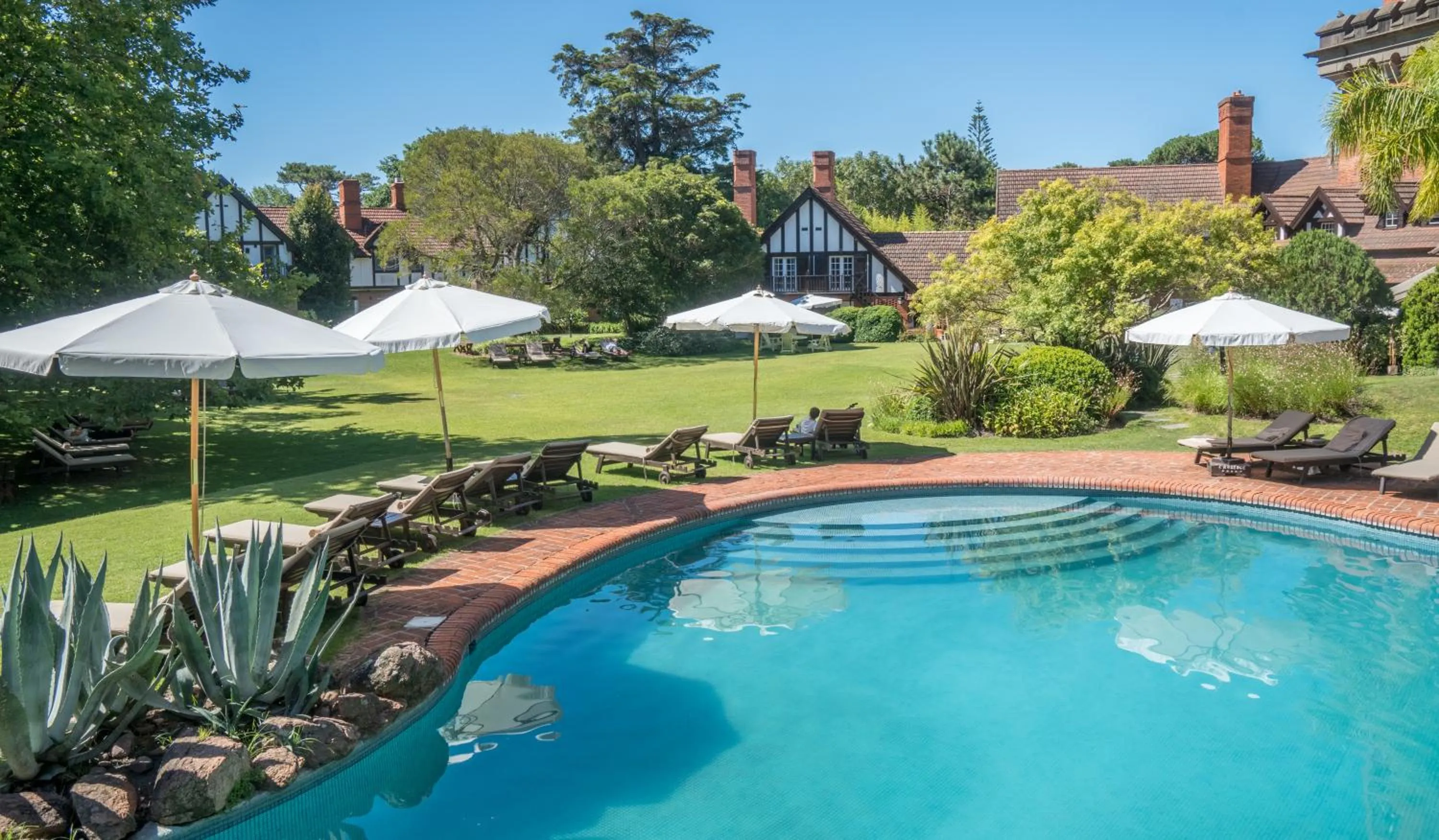 Swimming pool in Hotel L'Auberge