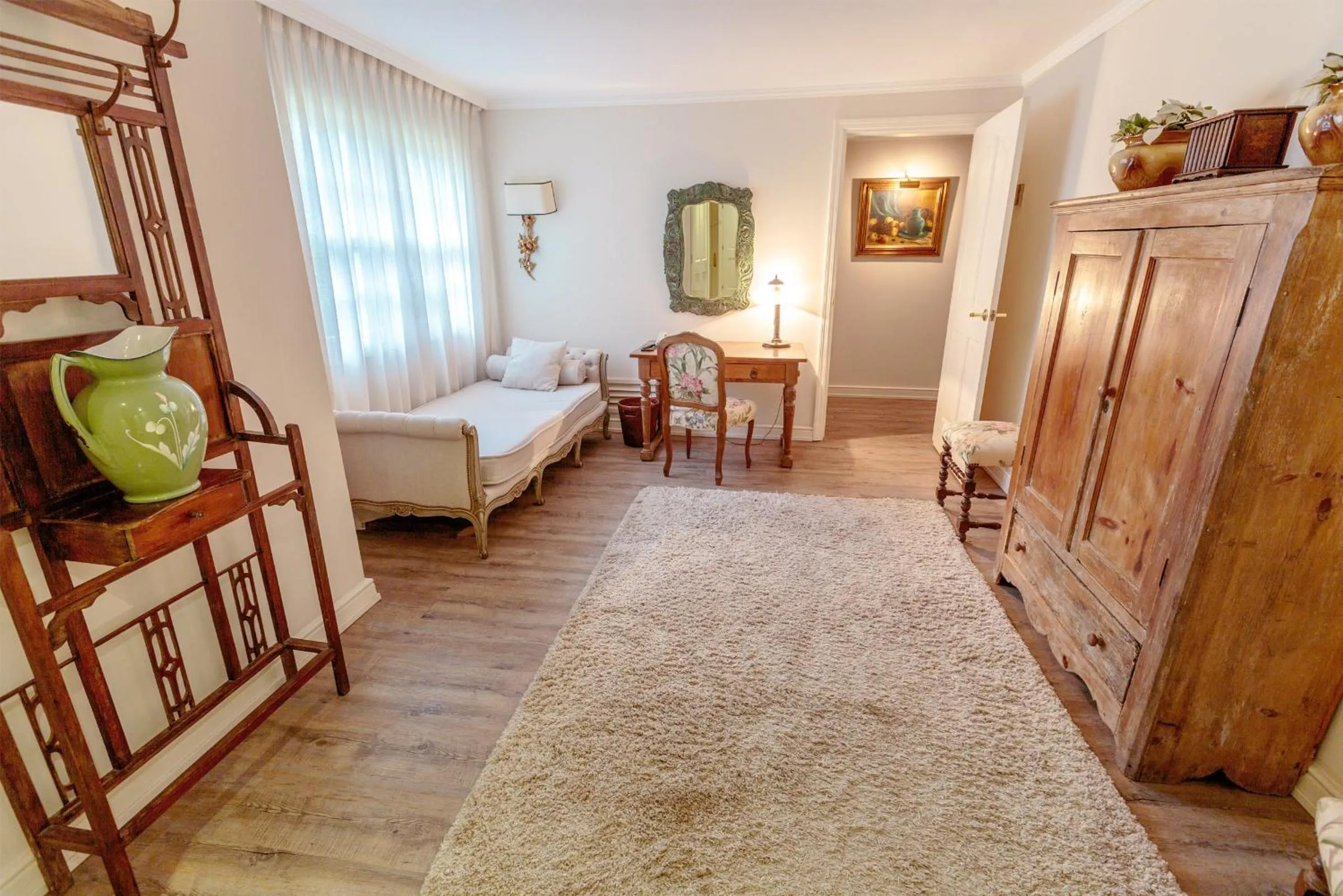 Seating area, Bed in Hotel L'Auberge