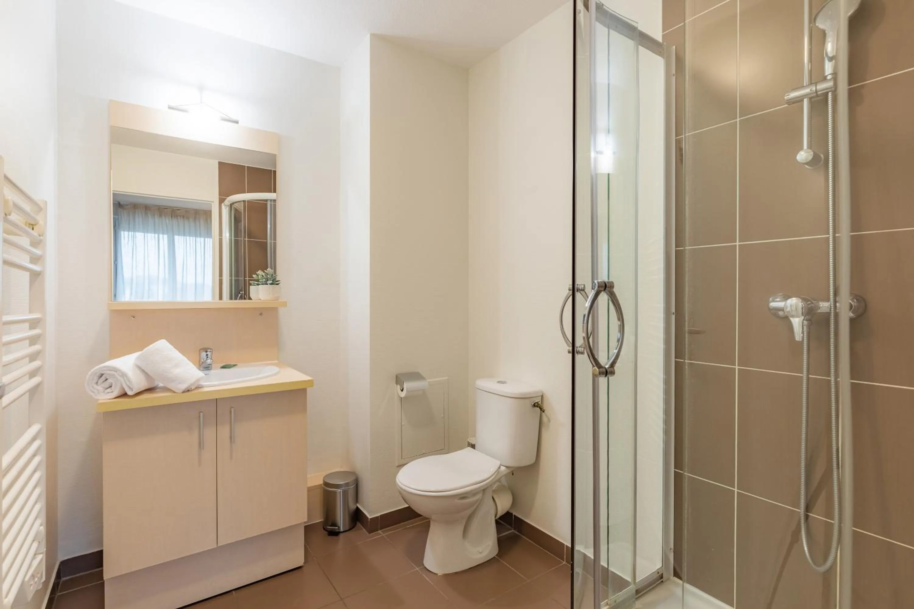 Shower in Appart'City Confort Toulouse Purpan