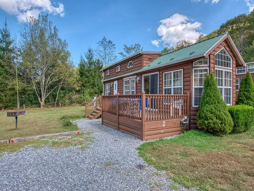 One-Bedroom Chalet in Maggie Valley Cabin Rentals One-Bedroom Chalet in Maggie Valley Cabin Rentals