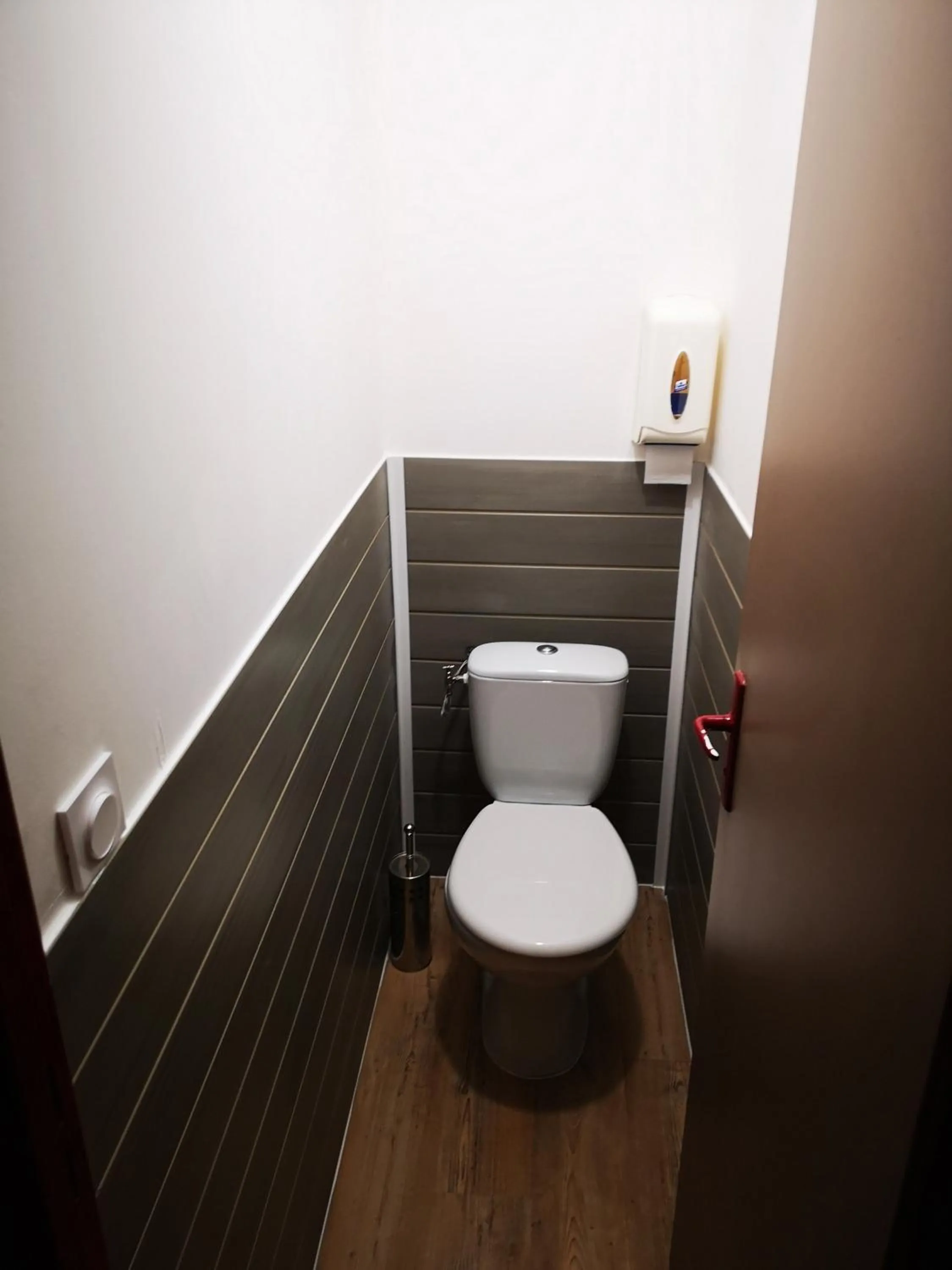 Toilet in Hôtel Espace Montclar