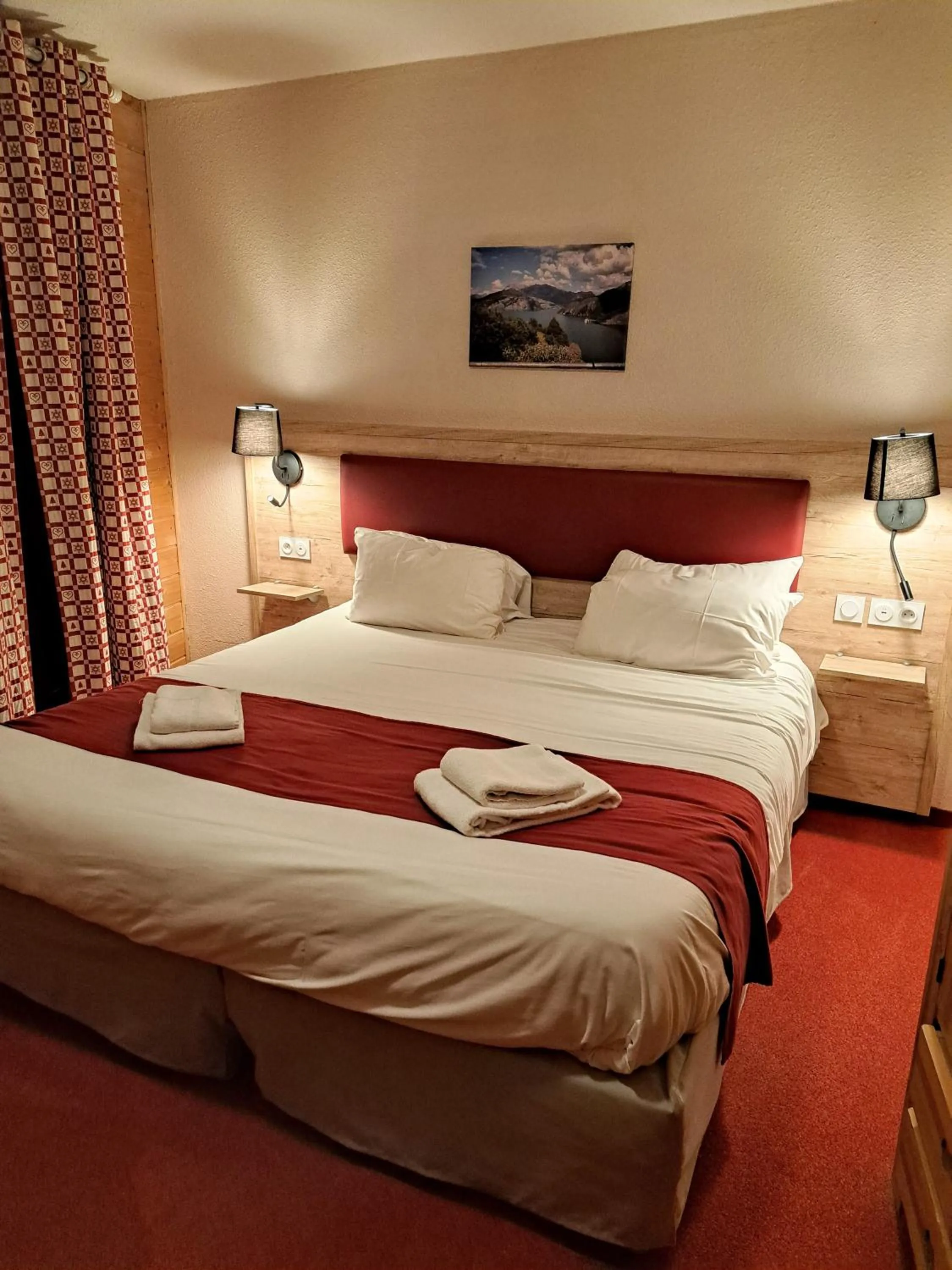 Bedroom, Bed in Hôtel Espace Montclar