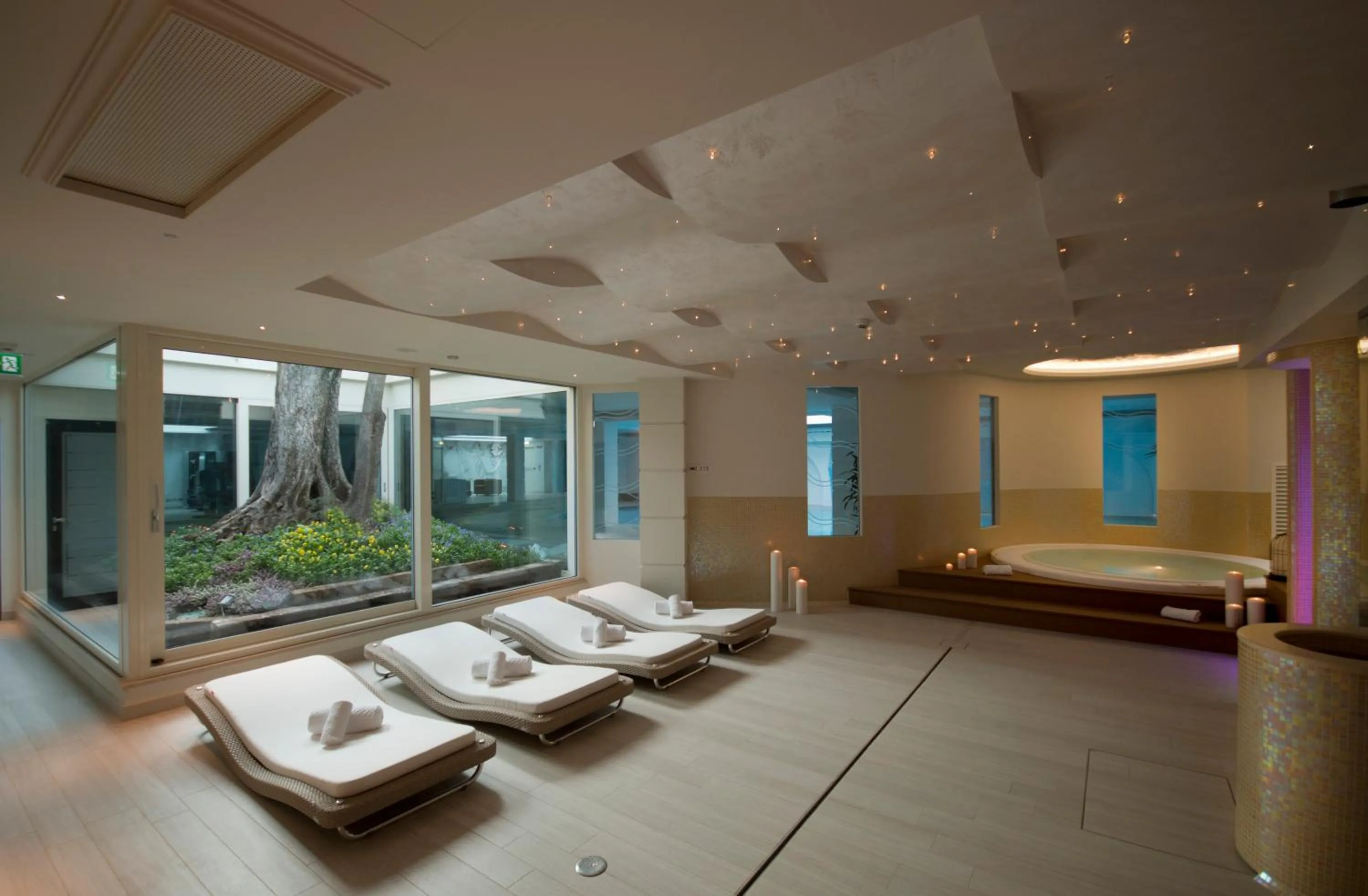 Hot Tub, Bed in Grand Hotel Da Vinci